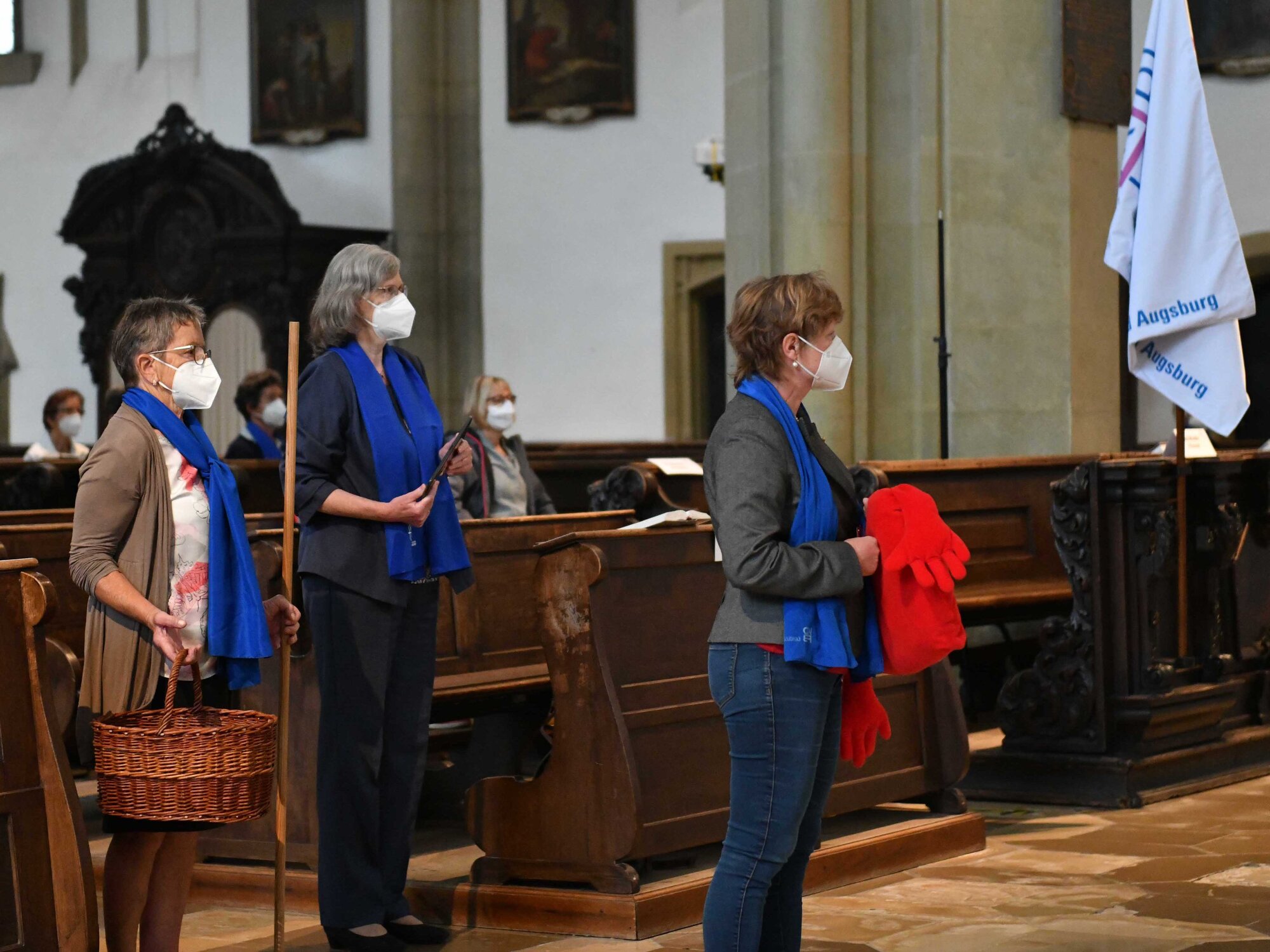 Symbolisch machten die Frauen auf Probleme der Corona-Pandemie aufmerksam und brachten ihre Anliegen zu Gott (Foto: Maria Steber / pba). 