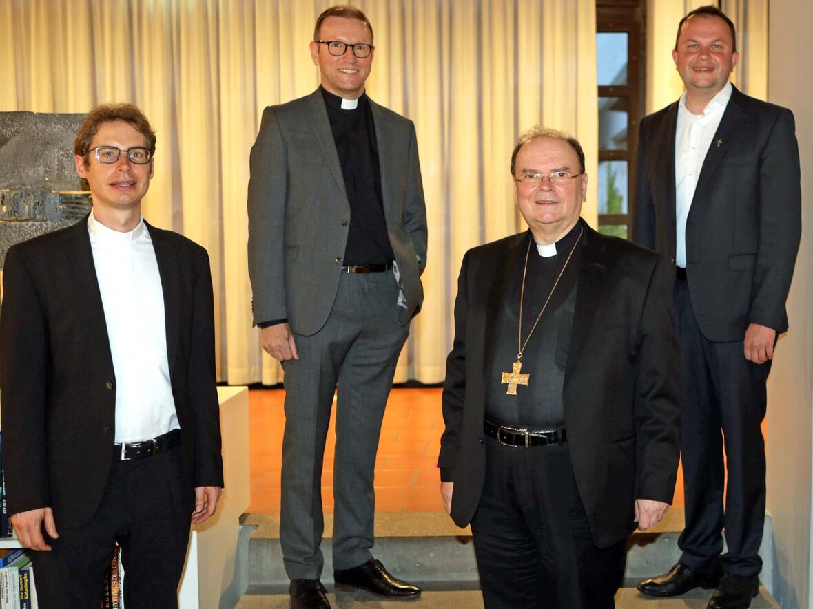 Bischof Bertram mit dem neuen Team in der Hauptabteilung III (v.l.): Diözesanjugendpfarrer Tobias Wolf, Hauptabteilungsleiter Domvikar Andreas Miesen und der neue Leiter der Abteilung Evangelisierung Pfarrer Reinfried Rimmel (Foto: Annette Zoepf / pba).
