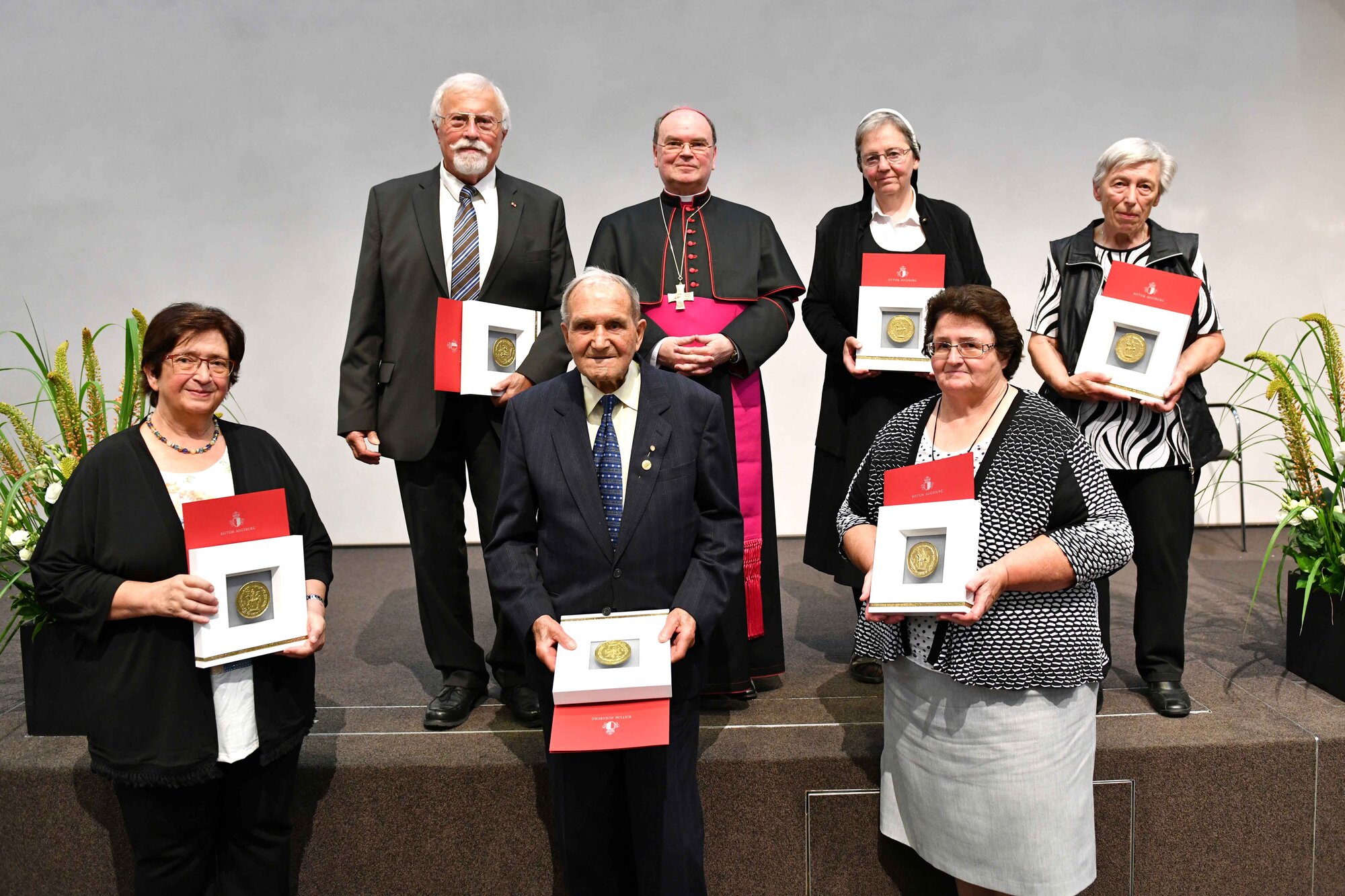 hintere Reihe (v.l.) Richard Ambs, Bischof Bertram, Sr. M. Elisabeth Mack OSF, Annemarie Mägele; vordere Reihe (v.l.) Elisabeth König, Alfons Kastner, Sieglinde Hirner. (Foto: Nicolas Schnall / pba) 