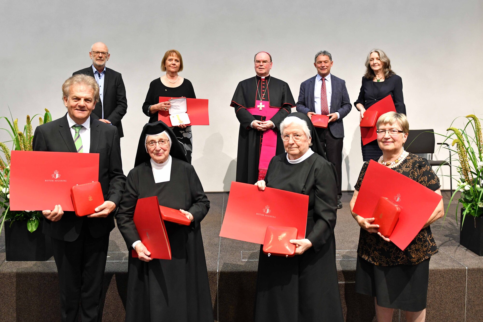 hintere Reihe (v.l.) Dr. Robert Ochs, Mechtild Teuber, Bischof Bertram, Dr. Anton Schuster, Helga Kramer-Niederhauser; vordere Reihe (v.l.) Bernhard Scholz, Sr. M. Evangelista Höfer CSJ, Sr. M. Esther Mayr (vertreten durch Generaloberin Sr. M. Salanga), Centa Plöckl. (Foto: Nicolas Schnall / pba)