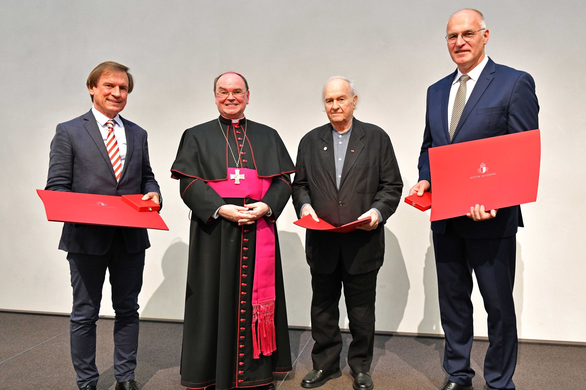 (v.l.) Wolfgang Küpper, Bischof Bertram Prof. Georg Bernhard, Dr. Kurt Gribl. (Foto: Nicolas Schnall / pba) 