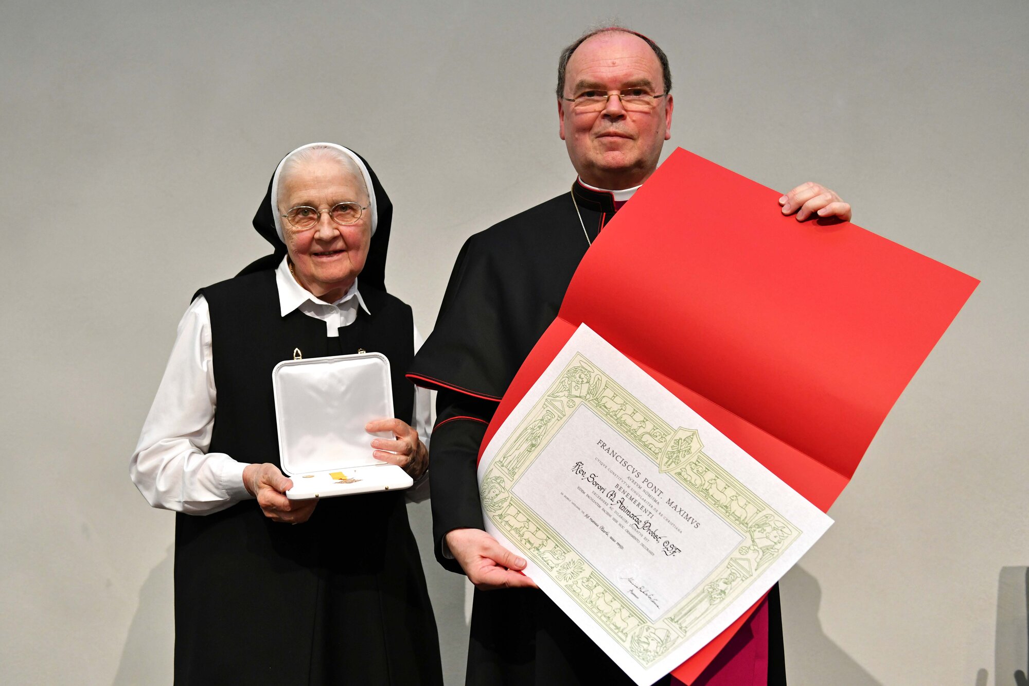 Päpstliches Ehrenzeichen Benemerenti an Sr. M. Animata Probst für ihr Lebenswerk (Foto Nicolas Schnall pba)