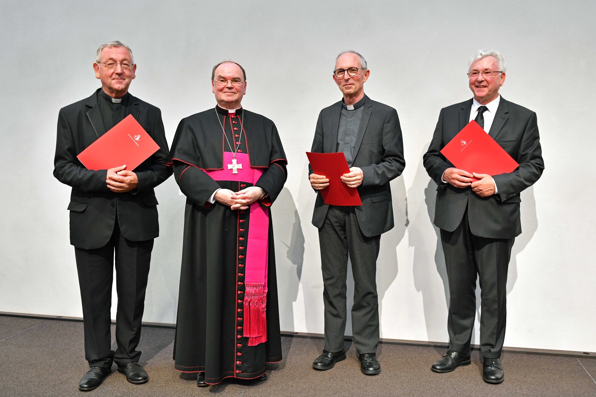 Drei Monsignori für das Bistum (v.l.): Pfarrer Alois Zeller, Bischof Bertram, Pfarrer Wolfgang Schneck, Direktor Walter Merkt. (Foto: Nicolas Schnall / pba) 