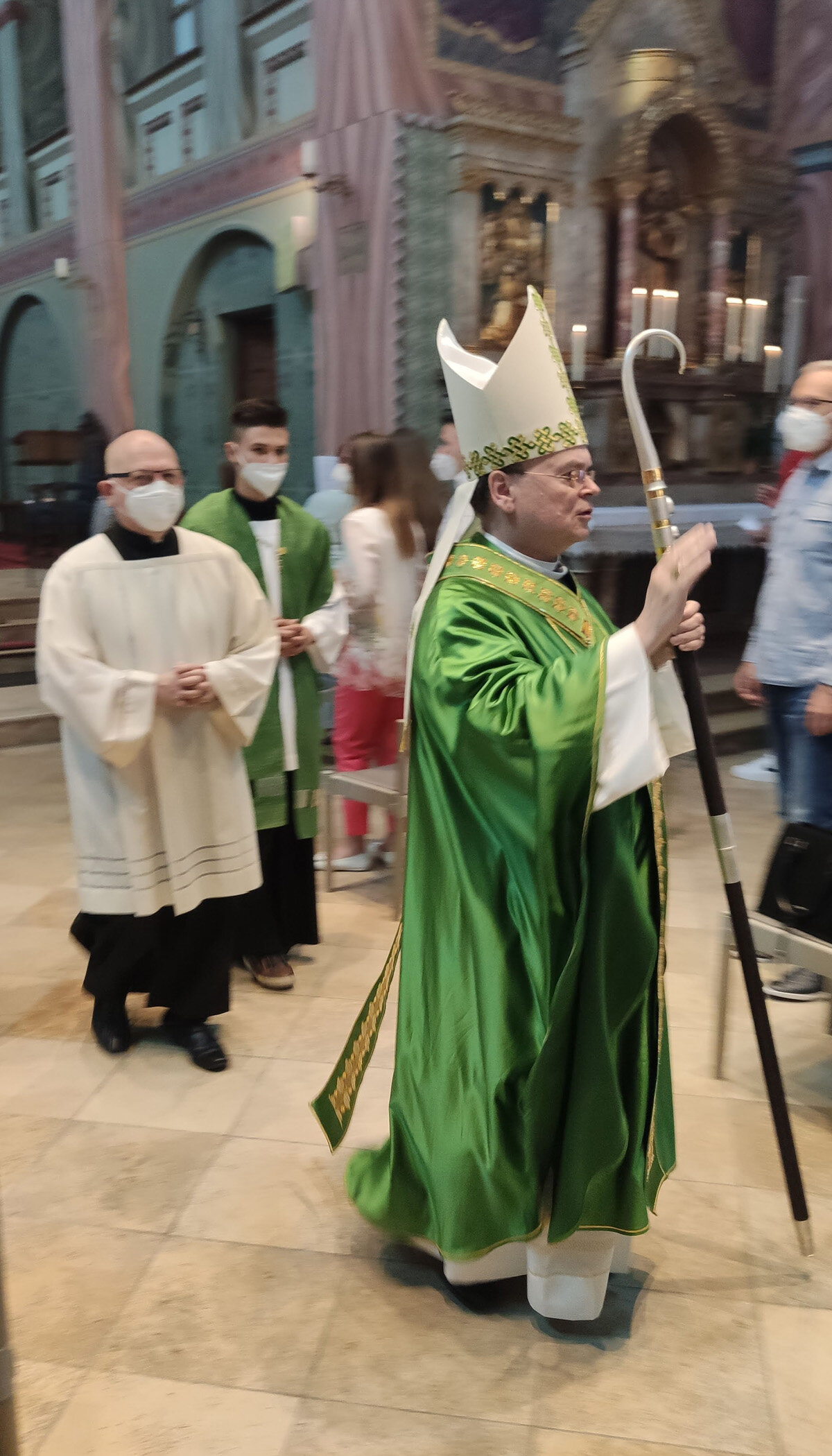 Bischof Bertram beim Auszug aus dem Gottesdienst (Foto: Vlatko Knez)