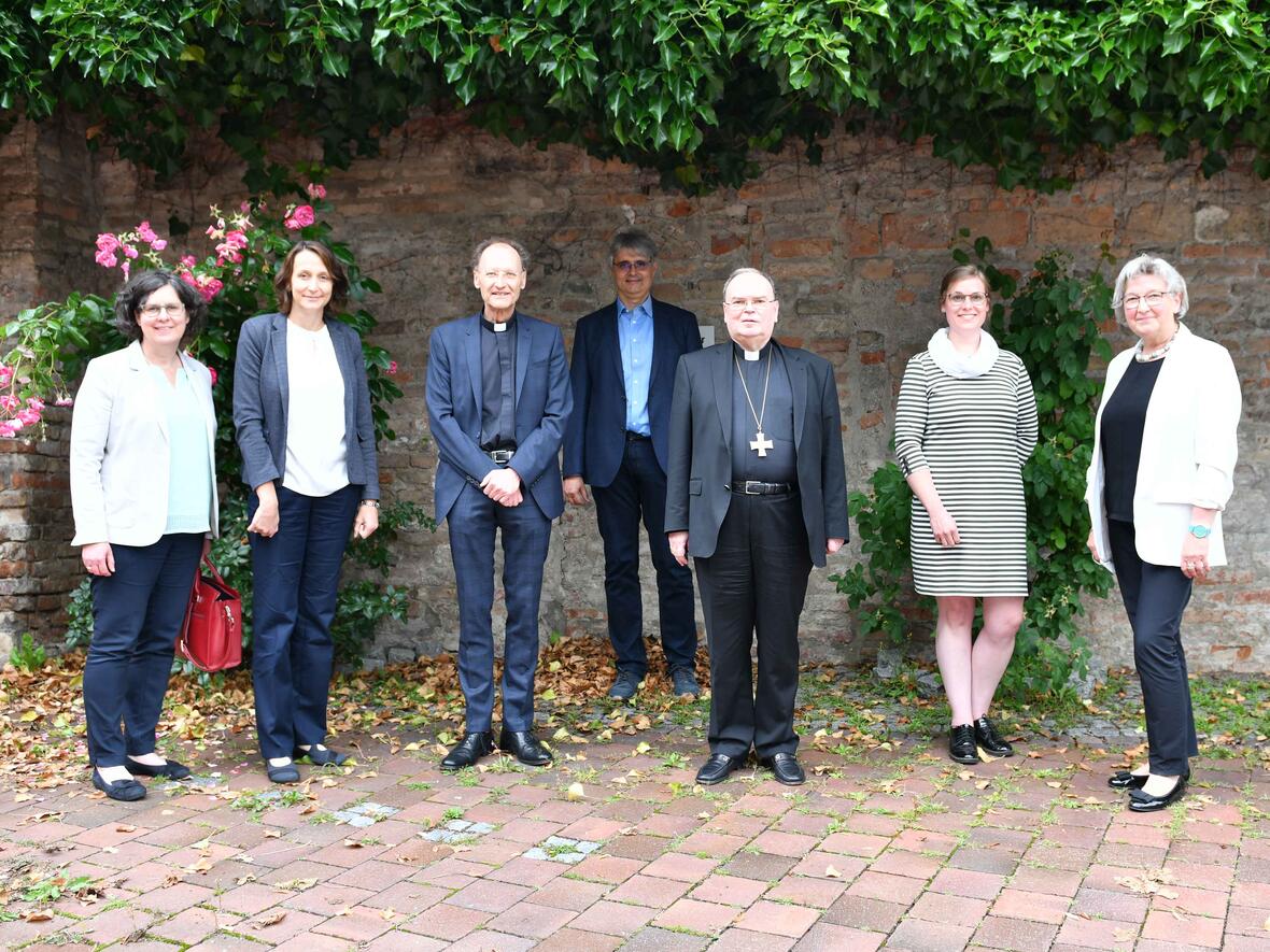 Bei einem Abschlussgespräch wurde das Mentoring-Jahr nochmal in den Blick genommen (v.links): Angelika Maucher (Mentorin), Ursula Buchner (Mentee), Generalvikar Dr. Wolfgang Hacker, Thomas Stark, Bischof Dr. Bertram Meier, Julia Spanier (Mentee) und Maria-Anna Immerz (Mentorin). (Foto: Maria Steber / pba).   