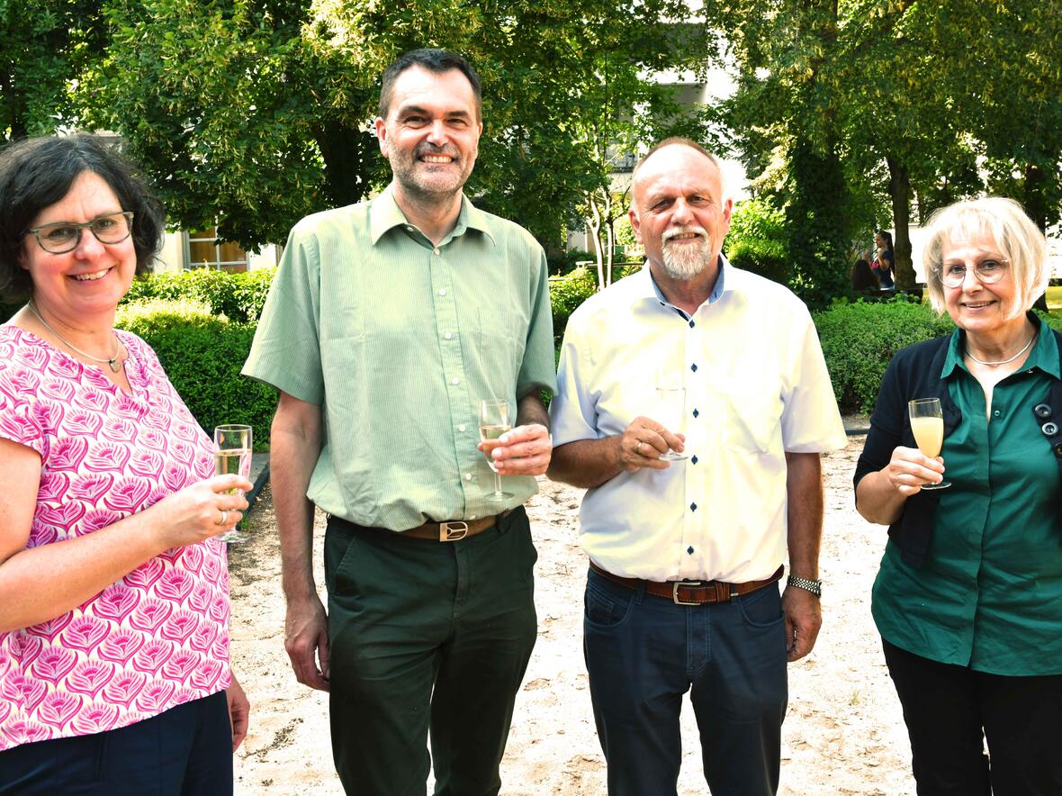 Fröhliches Fest im Garten des Hauses Tobias: Angelika Maucher, Pfr. Rainer Hartmann, Dr. Gerhard Kellner und Maria Fath (v. l.) (Foto: Ulrich Bobinger / pba).