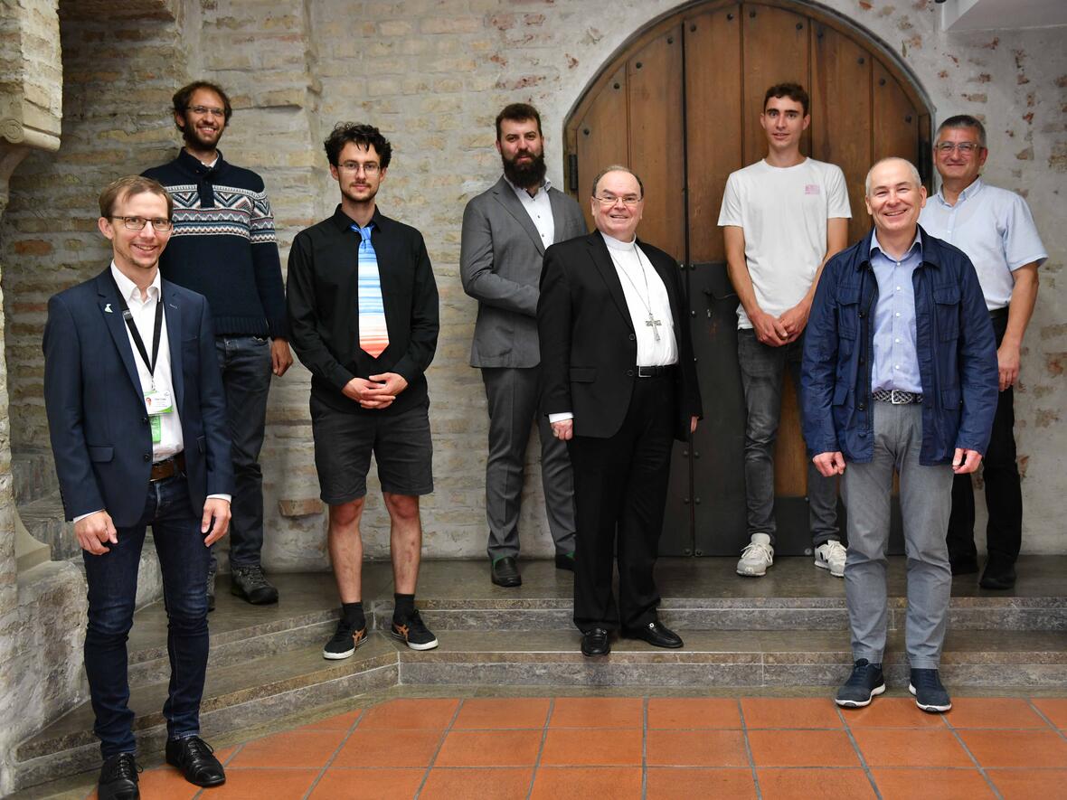Bischof Bertram sowie Mitarbeiter verschiedener Abteilung des Bistums und BDKJs tauschten sich mit Vertretern der Aktion „Fridays for future“ und des Augsburger Klimacamps über Fragen des Klimaschutzes aus. (Foto: Maria Steber / pba) 