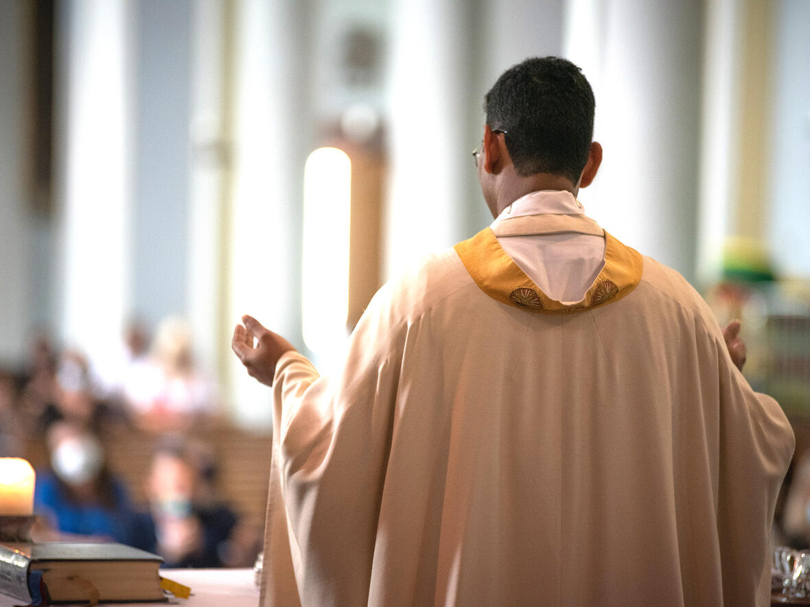 Rund 75 Priester aus der Weltkirche werden in den kommenden Wochen Urlaubsvertretungen im Bistum wahrnehmen (Motivfoto: Julian Schmidt / pba)