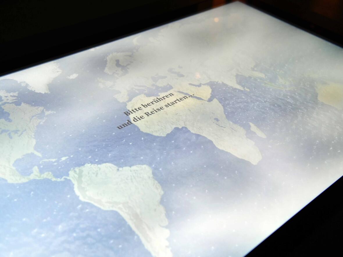 Diözesanmuseum St. Afra geht digital: Neuer Multi-Touch-Tisch durch die Langner‘sche Stiftung gefördert