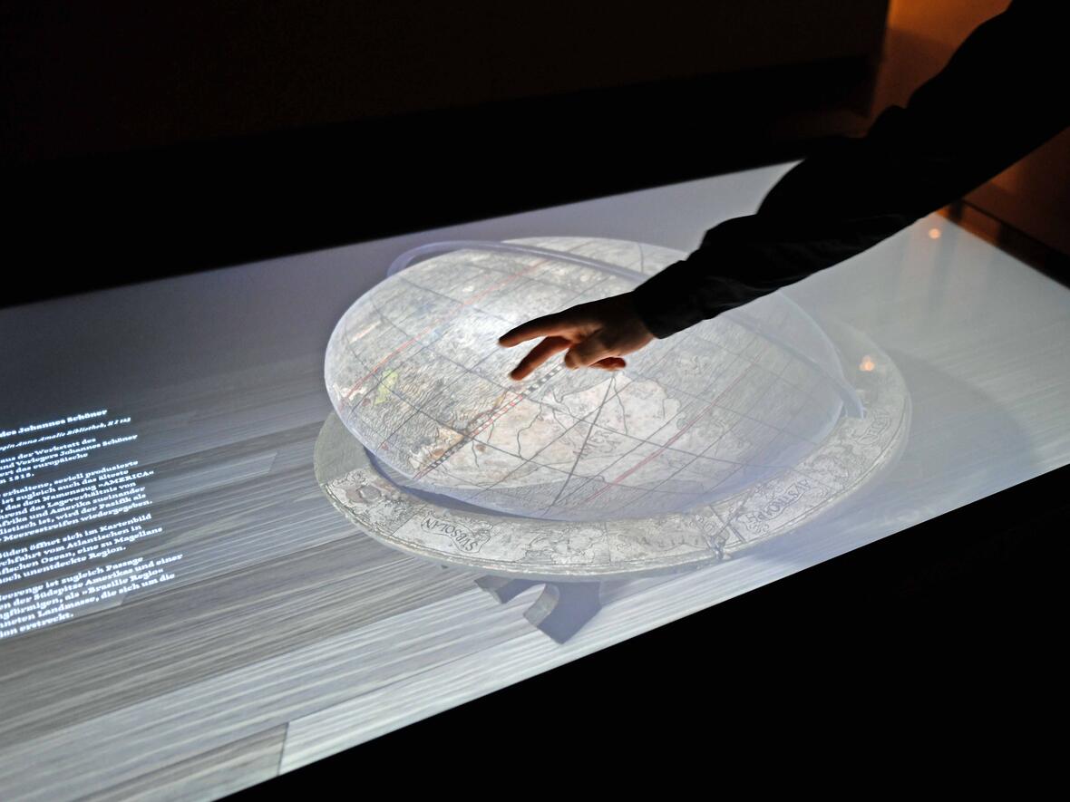 Diözesanmuseum St. Afra geht digital: Neuer Multi-Touch-Tisch durch die Langner‘sche Stiftung gefördert