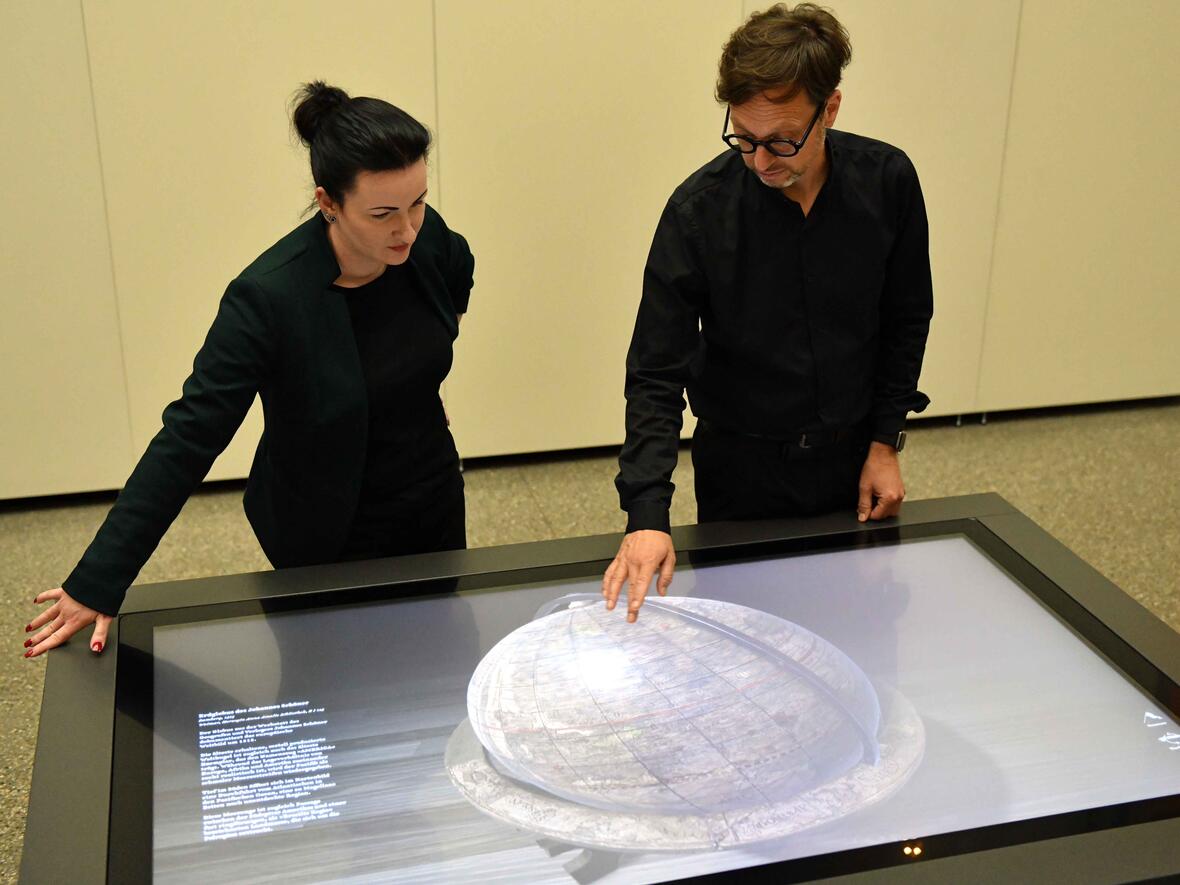 Diözesanmuseum St. Afra geht digital: Neuer Multi-Touch-Tisch durch die Langner‘sche Stiftung gefördert