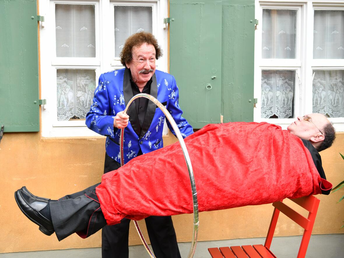 Ganz dem irdischen Alltag entrückt zeigte sich Bischof Bertram heute in der Fuggerei (Foto: Julian Schmidt / pba)