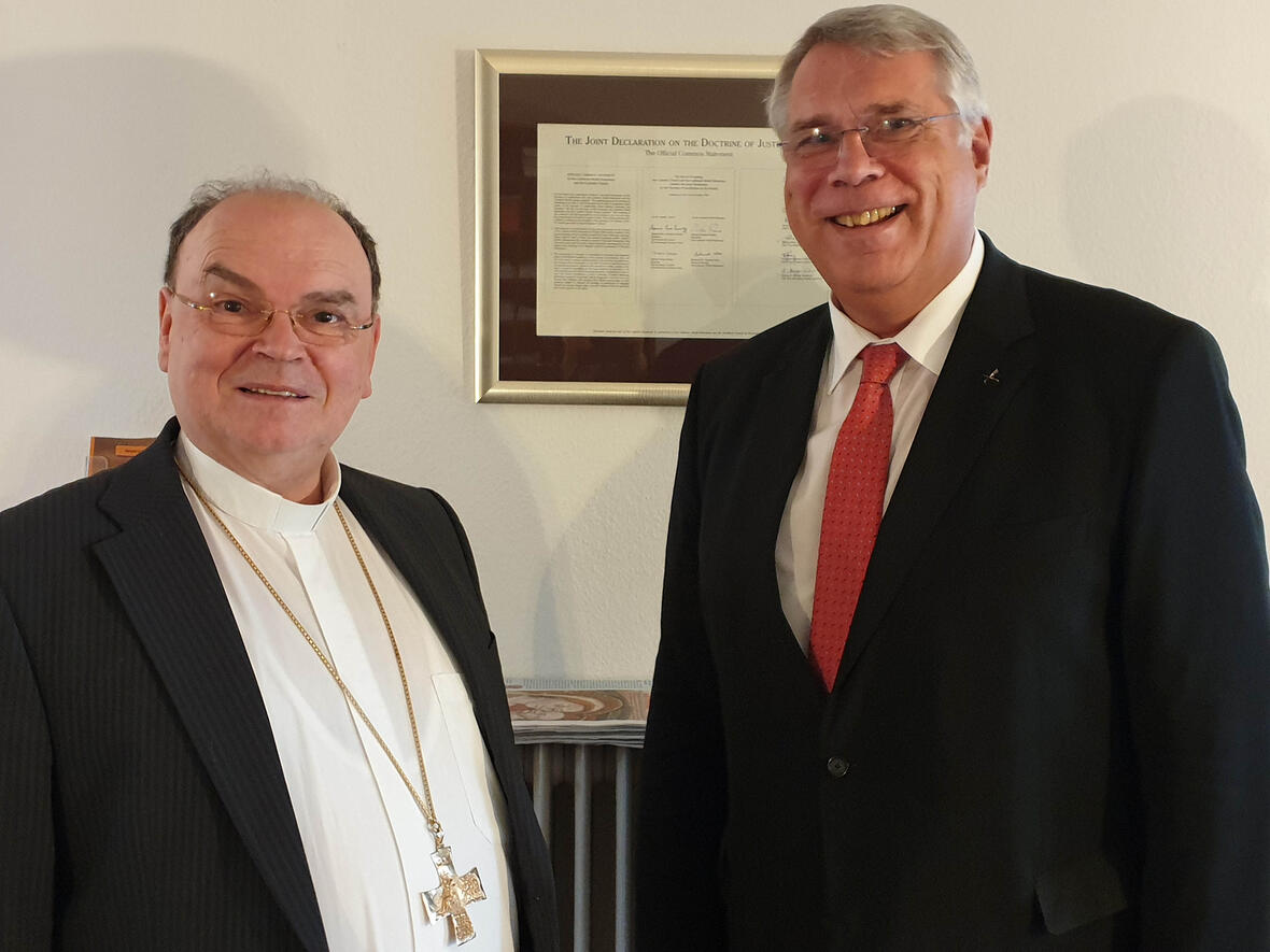Vor dem Faksimile-Dokument der Gemeinsamen Erklärung zur Rechtfertigungslehre, die 1999 in Augsburg unterzeichnet wurde: Kirchenpräsident a. D. Dr. Christian Schad und Bischof Bertram (Foto: pba).  