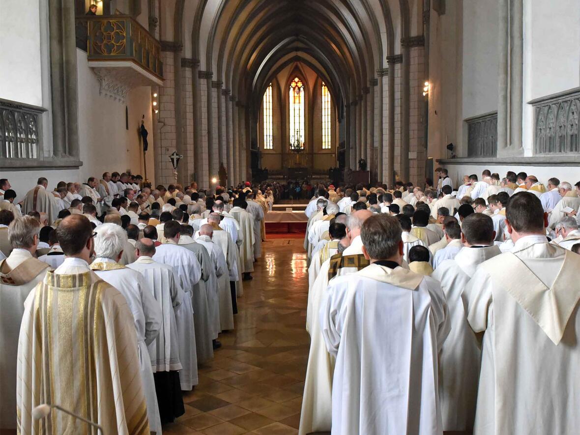 Priester im Hohen Dom zu Augsburg (Motivfoto: Nicolas Schnall / pba)