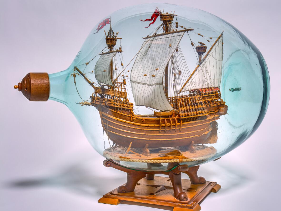 Flaschenschiff mit dem Modell einer spätmittelalterlichen flämischen Karacke (um 1980). Der Weltumsegler Ferdinand Magellan ist mit einem ähnlichen Schiff gefahren (Foto: Michael Röber)