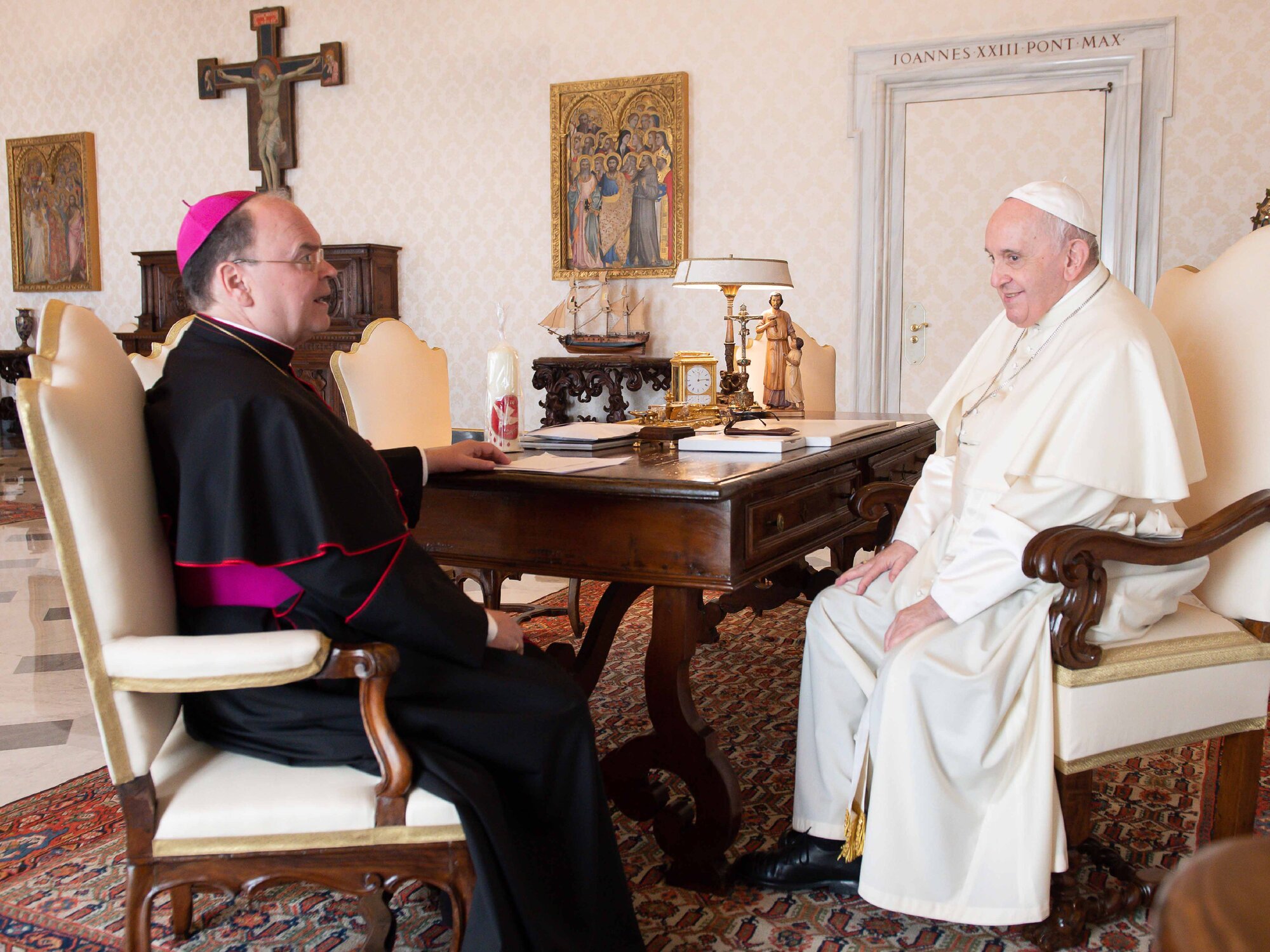 Bischof Bertram im Gespräch mit Papst Franziskus (Foto: Vatican Media)