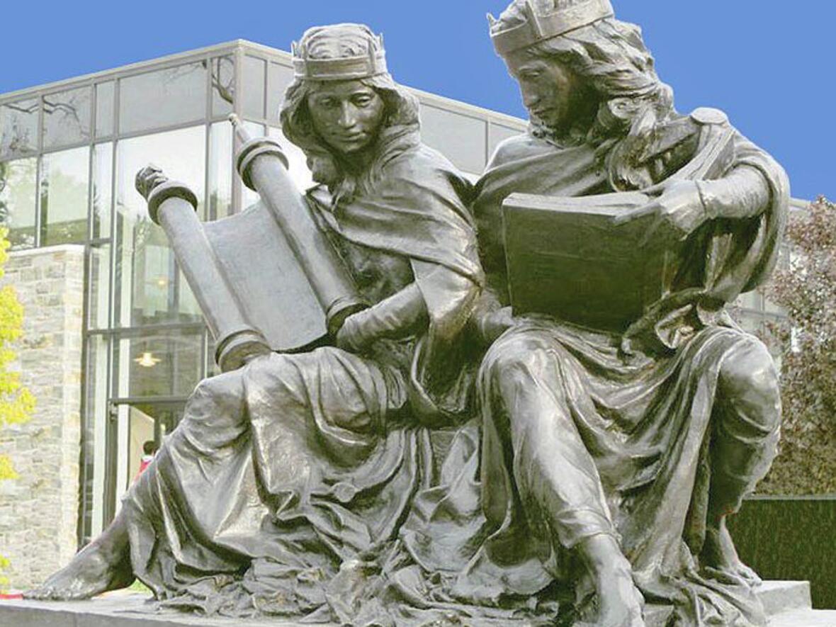 „Synagoga and Ecclesia in Our Time“ (2015) von Joshua Koffman, im Auftrag der Saint Joseph‘s University in Philadelphia, 50 Jahre nach der Erklärung des II. Vatikanischen Konzils Nostra Aetate (1965) und anlässlich der Gründung des dortigen Institute for Jewish-​Catholic Relations im Jahr 1967 (Foto: wikimedia)