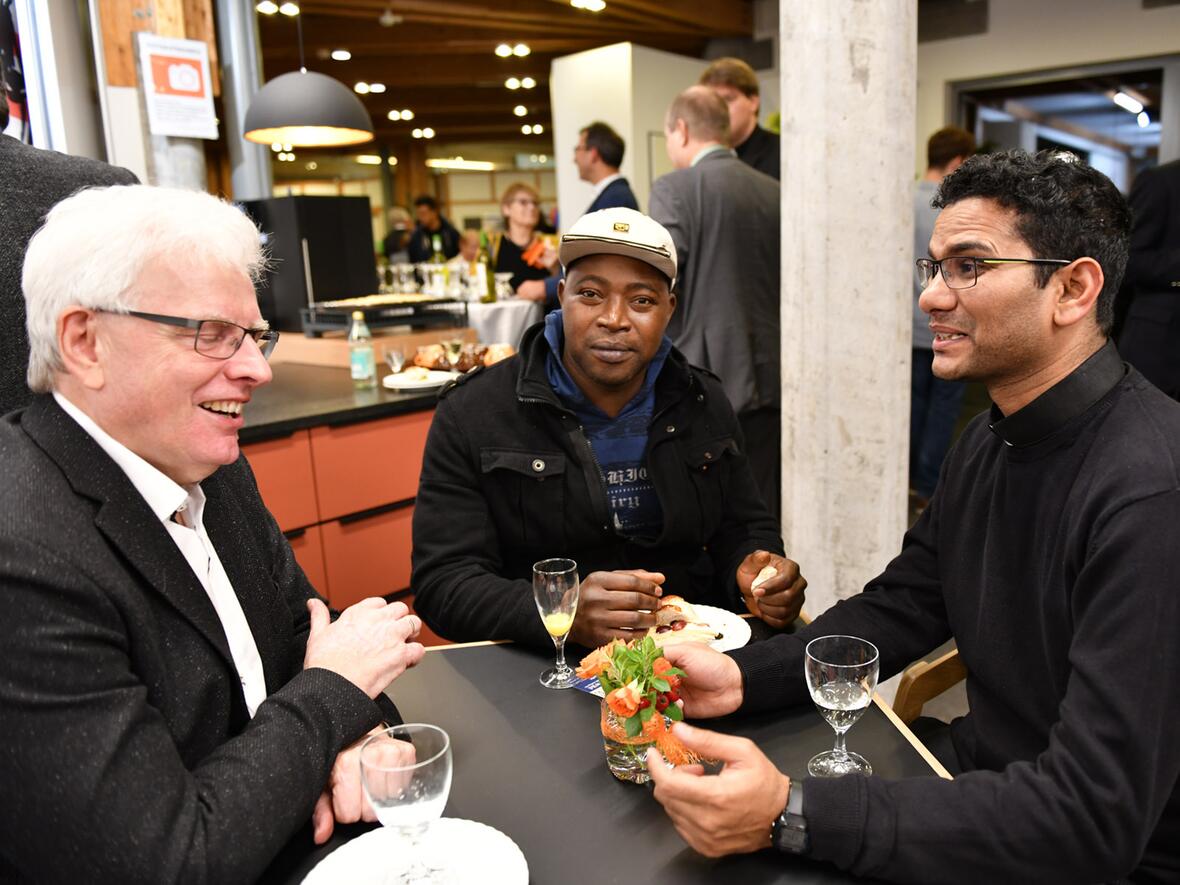 Miteinander von Haupt- und Ehrenamtlichen bei der Eröffnung des "Divano" der Friedberger Stadtpfarrei St. Jakob im Jahr 2019 (Motivfoto: Julian Schmidt / pba)