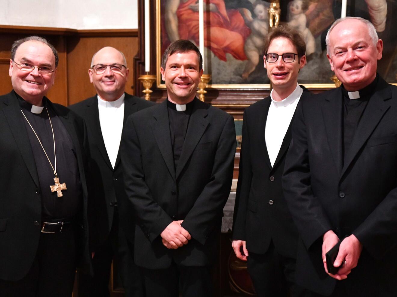 Vom Bischof und vom Dompropst umrahmt: Die drei neuen Domvikare Ulrich Müller, Peter Seidel und Tobias Wolf (Foto: Ulrich Bobinger / pba).