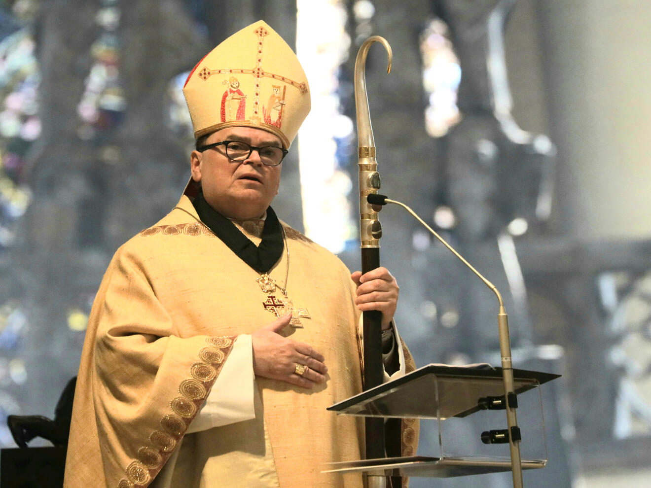 Bischof Bertram in seiner Predigt: "Brechen wir eine Lanze für die Weltkirche!" (Foto: Annette Zoepf / pba).
