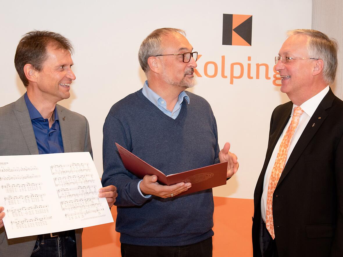 (v.l.) Der Diözesanvorsitzende des Kolpingwerks Augsburg Robert Hitzelperger, P. Norbert Becker MSC und Kolping-Diözesanpräses Wolfgang Kretschmer bei der Vorstellung der neuen Messe im Augsburger Kolpinghaus (Foto: Barbara Löll / Kolpingwerk Diözesanverband Augsburg)
