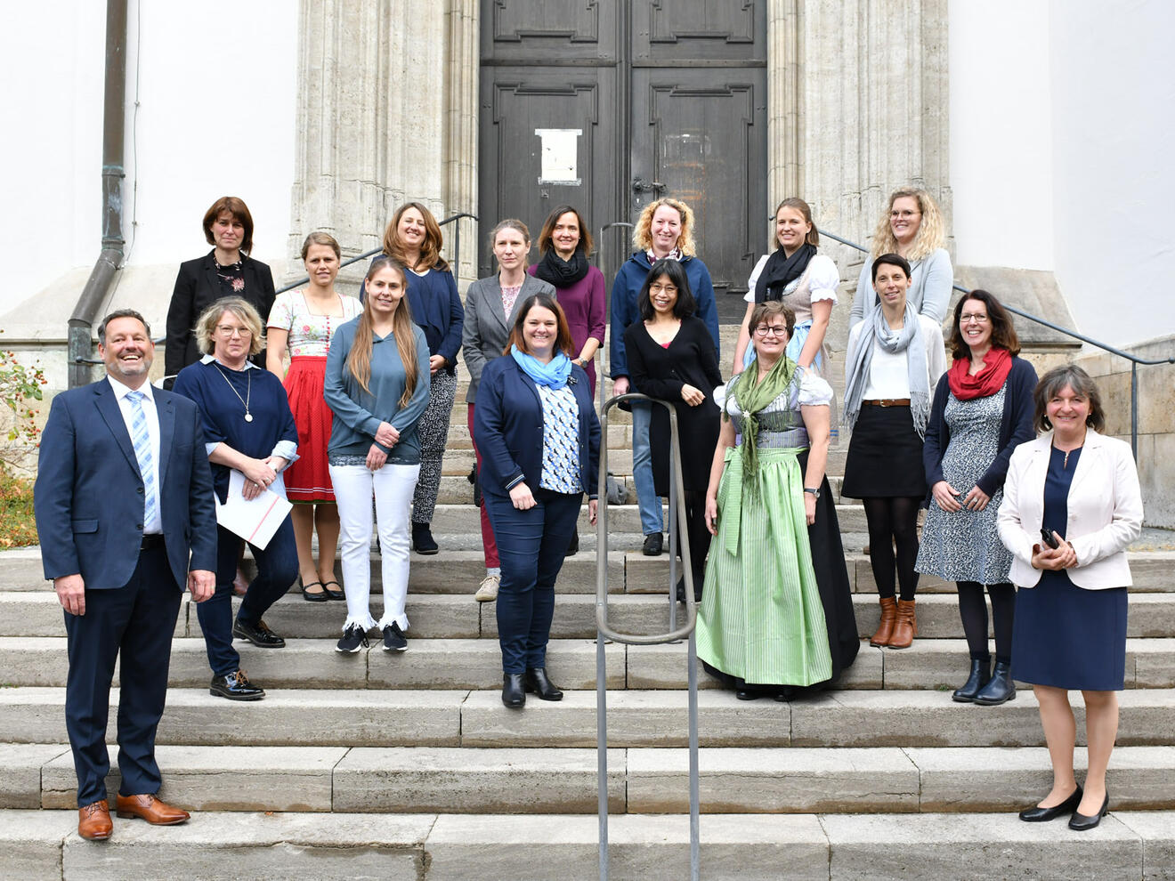 Fundierte Ausbildung zur Religionspädagogin: Die Kursabsolventinnen mit dem stellvertretenden Leiter der Hauptabteilung II: Seelsorge Christian Öxler und der Leiterin des Fachbereichs Pastoral in Kindertagseinrichtungen Margret Färber (erste Reihe) (Fotos: Julian Schmidt / pba)