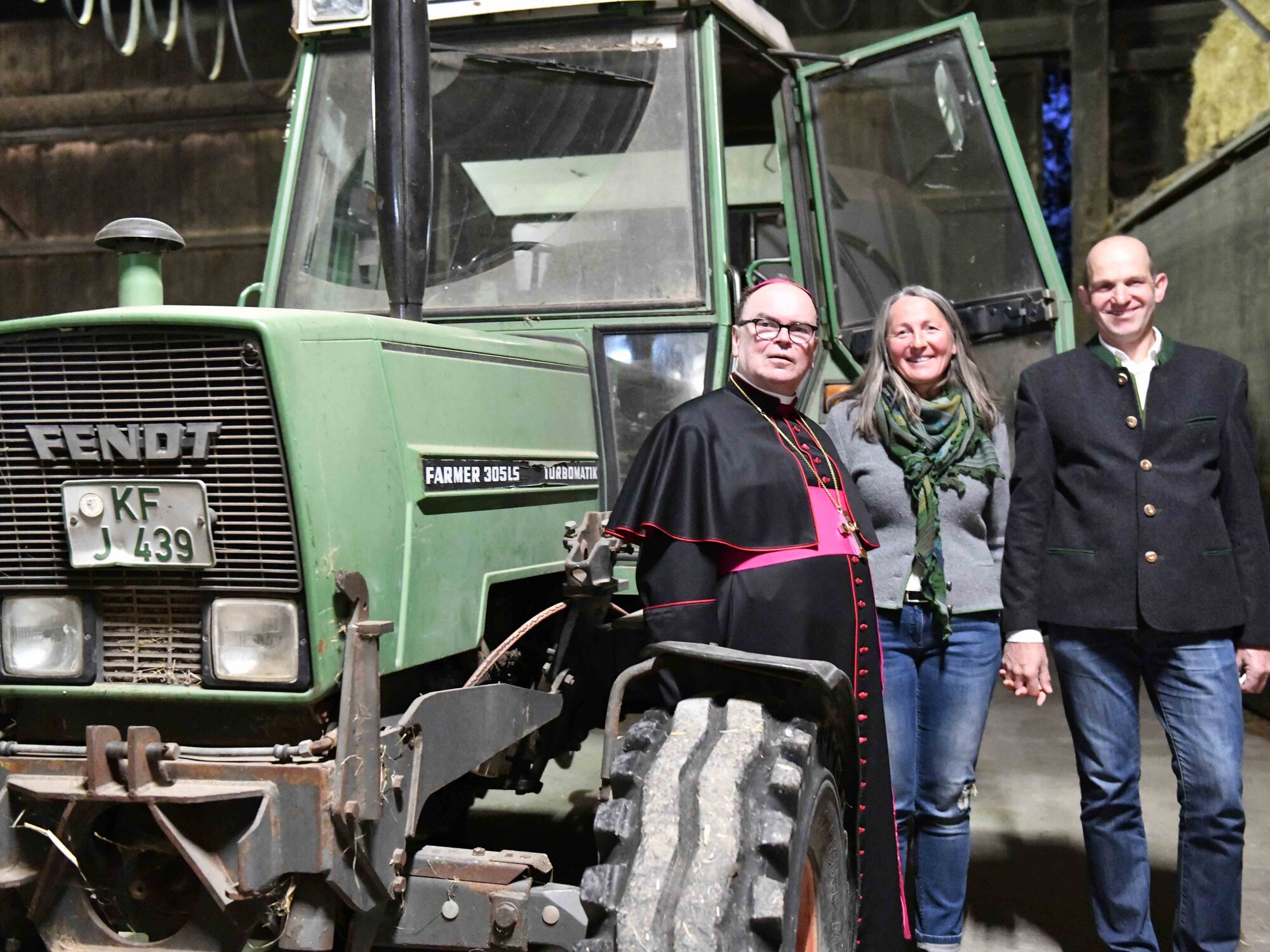 Bischof vor Traktor