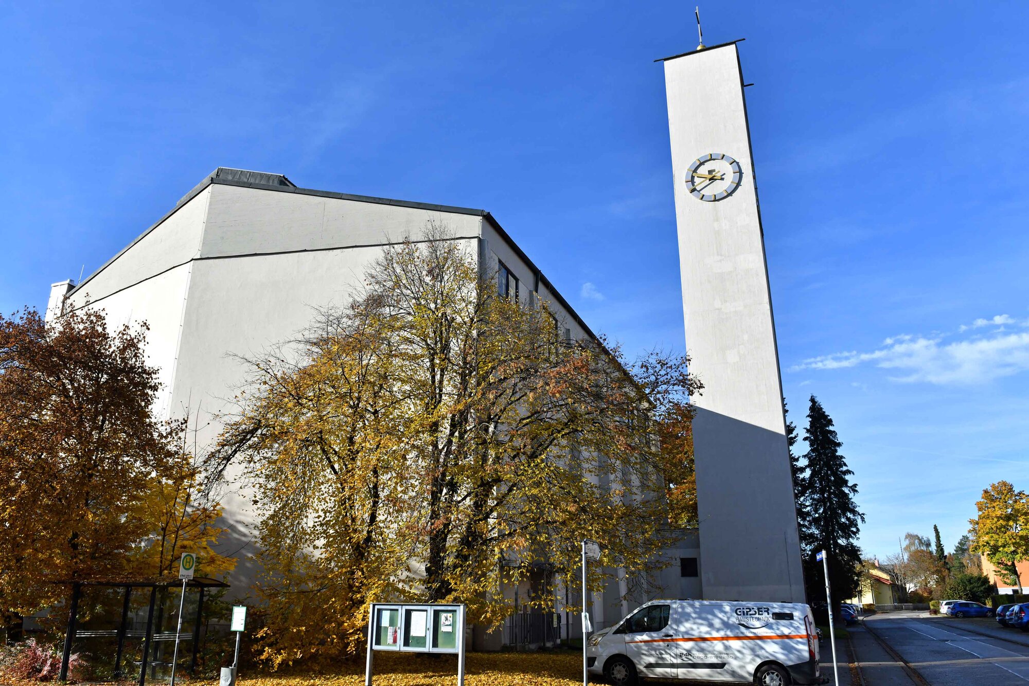 Bischof Bertram bei seinem ersten Besuch in der Heimatpfarrei (Foto Nicolas Schnall pba) 1
