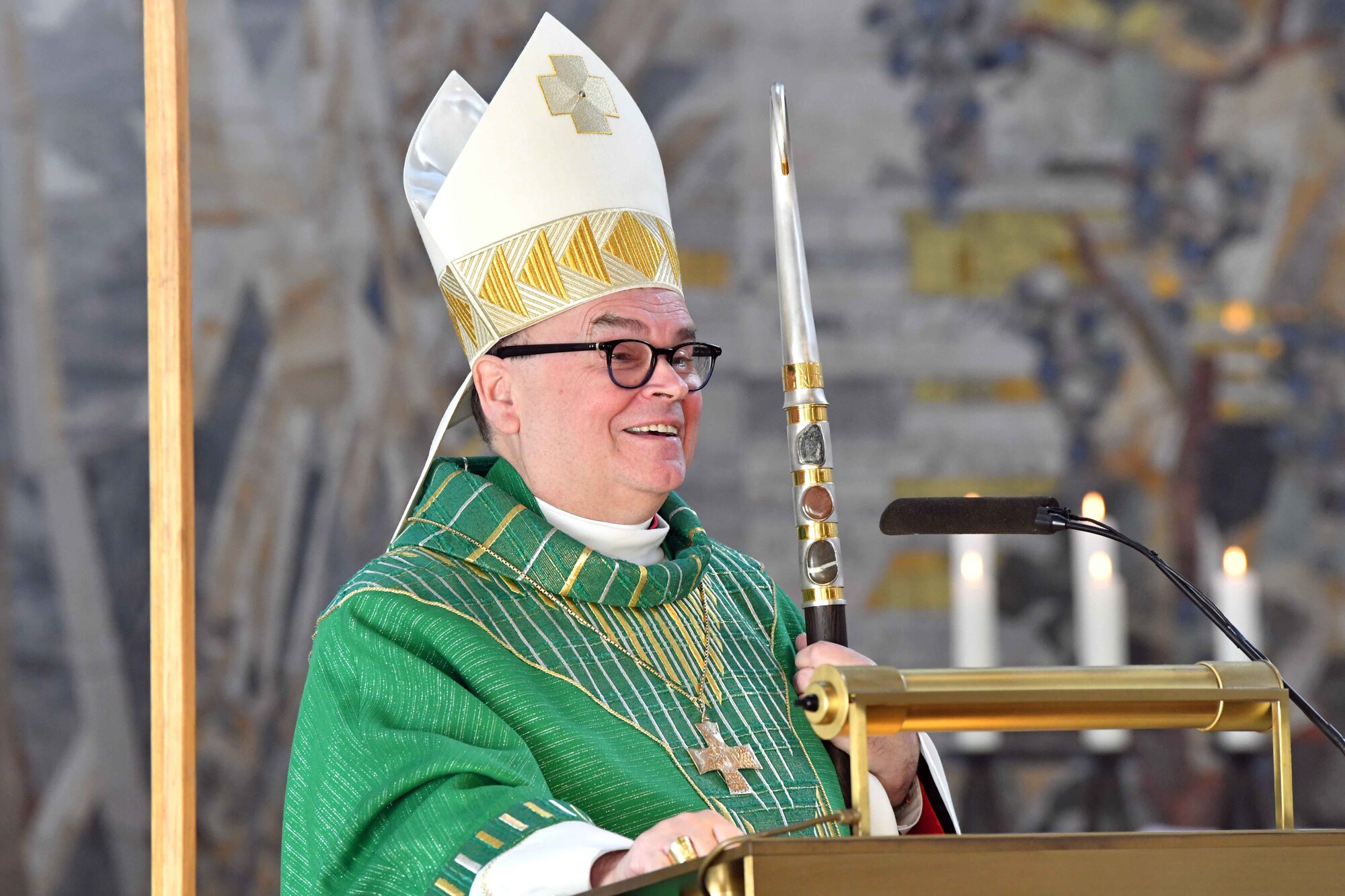 Bischof Bertram bei seinem ersten Besuch in der Heimatpfarrei (Foto Nicolas Schnall pba) 5