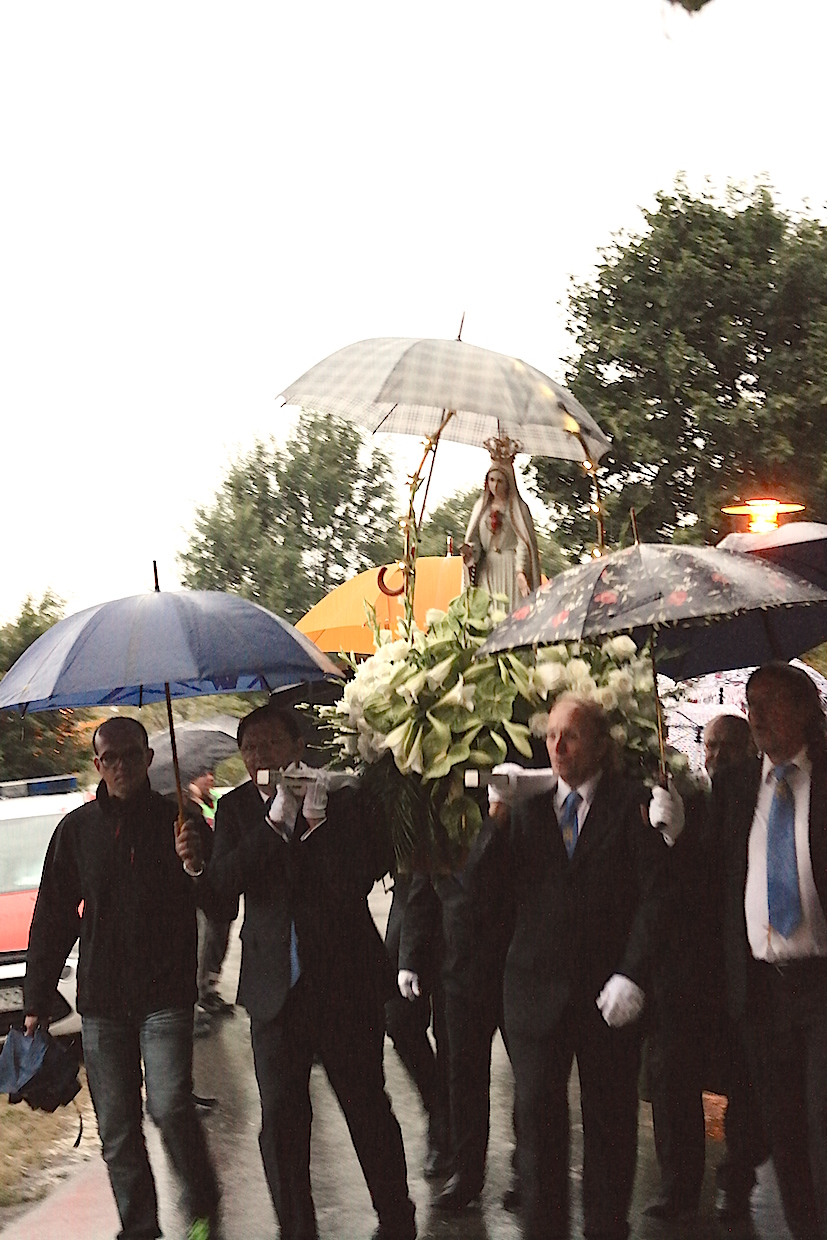 Selbst die Statue der Muttergottes von Fatima musste mit einem Regenschirm geschützt werden.
