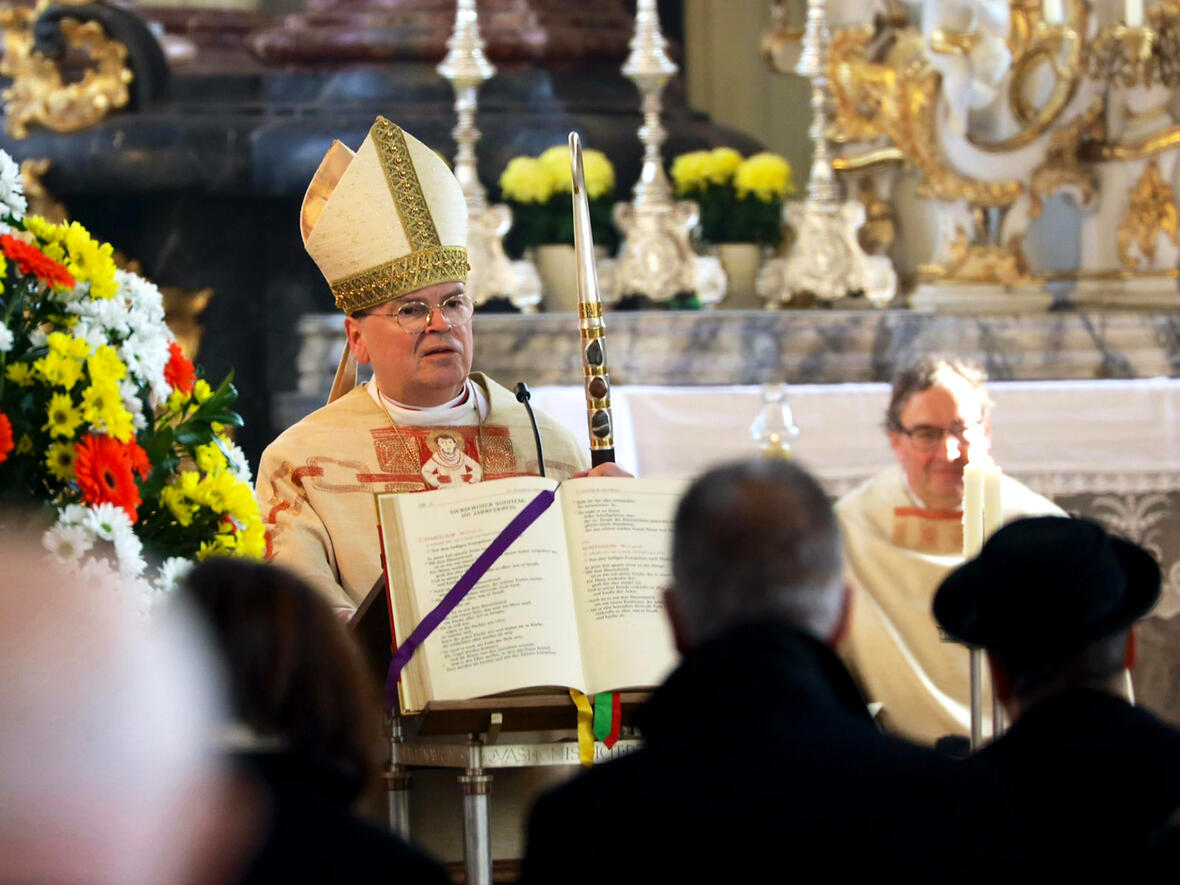 Bischof Bertram ermutigte in seiner Predigt zum Inchenhofener Leonhardifest ausdrücklich, sich gegen das Corona-Virus impfen zu lassen (Fotos: Annette Zoepf / pba)