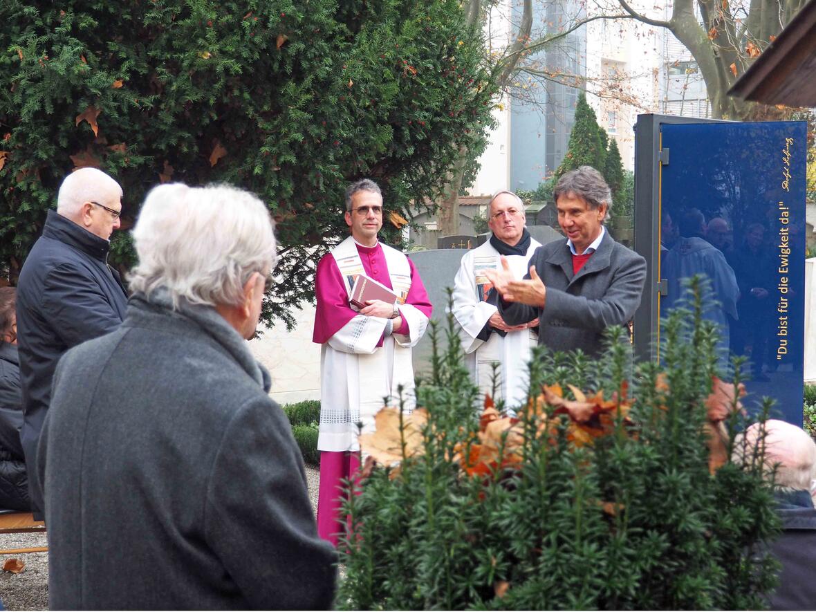 Holz, Glas und Metall sind seine bevorzugten Materialien: Der Künstler und Religionspädagoge Martin Knöferl erläutert sein Werk. (Foto: Kolping / Geisenfelder)