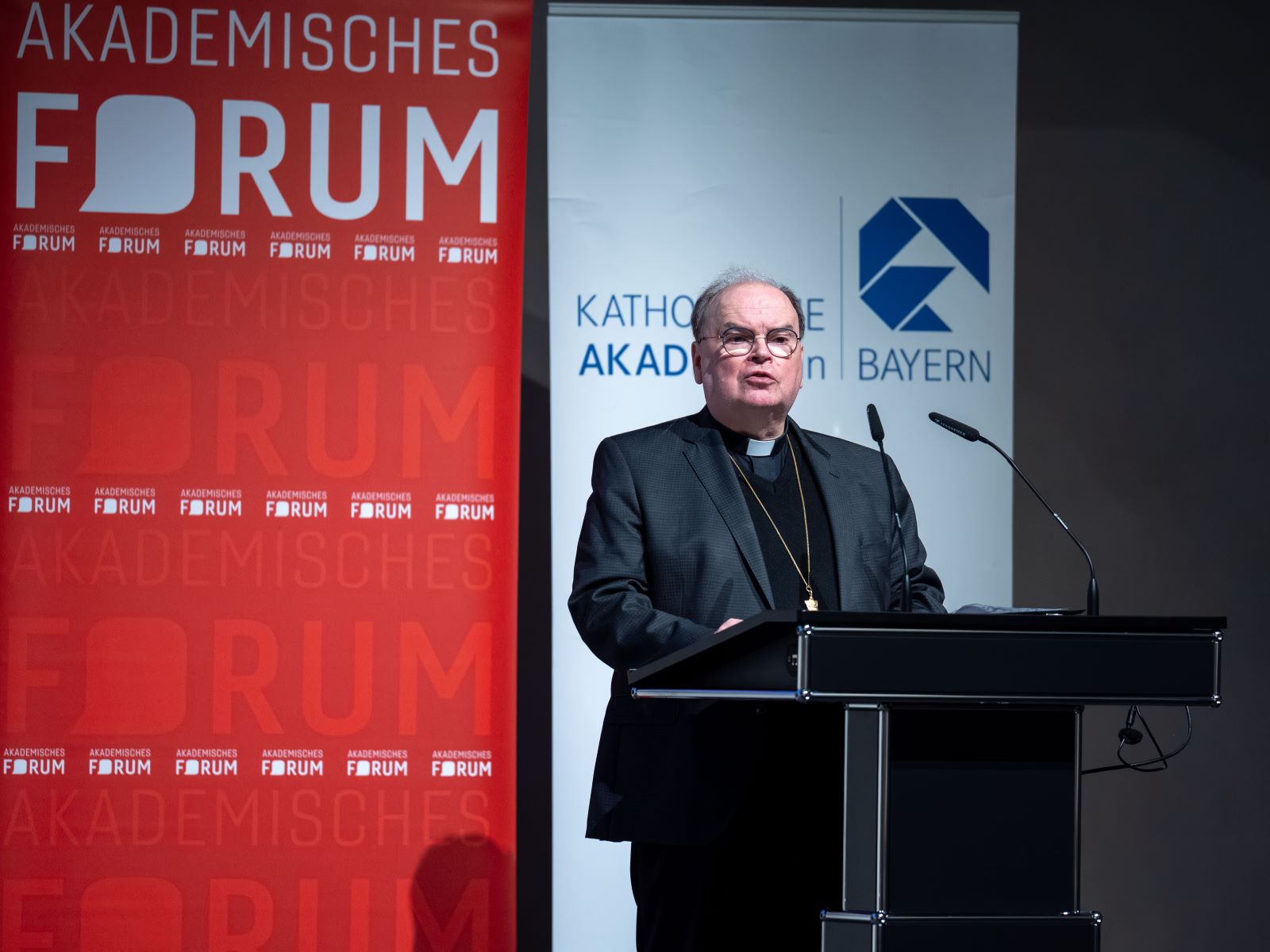 Bischof Bertram betonte in seinem Vortrag die bleibende Bedeutung des Briefwechsels.