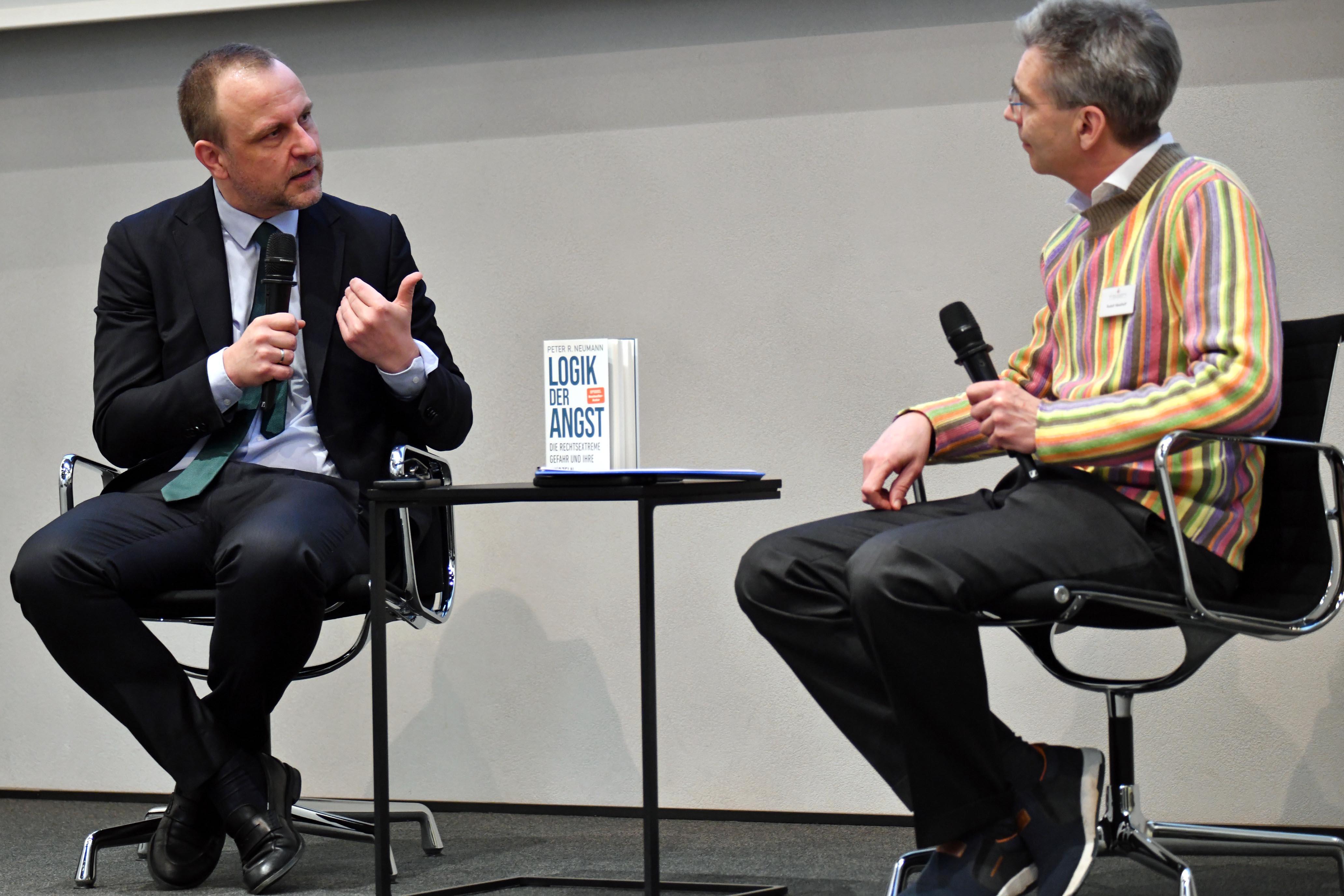 Gestern Abend noch bei Caren Miosga in Berlin, heute Vormittag beim Studientag des Bischofs in Augsburg: Extremismus-Experte Prof. Peter Neumann (links) im Gespräch mit Dr. Rudolf Häselhoff, Leiter der diözesanen Fortbildungsabteilung. (Fotos: Nicolas Schnall / pba)