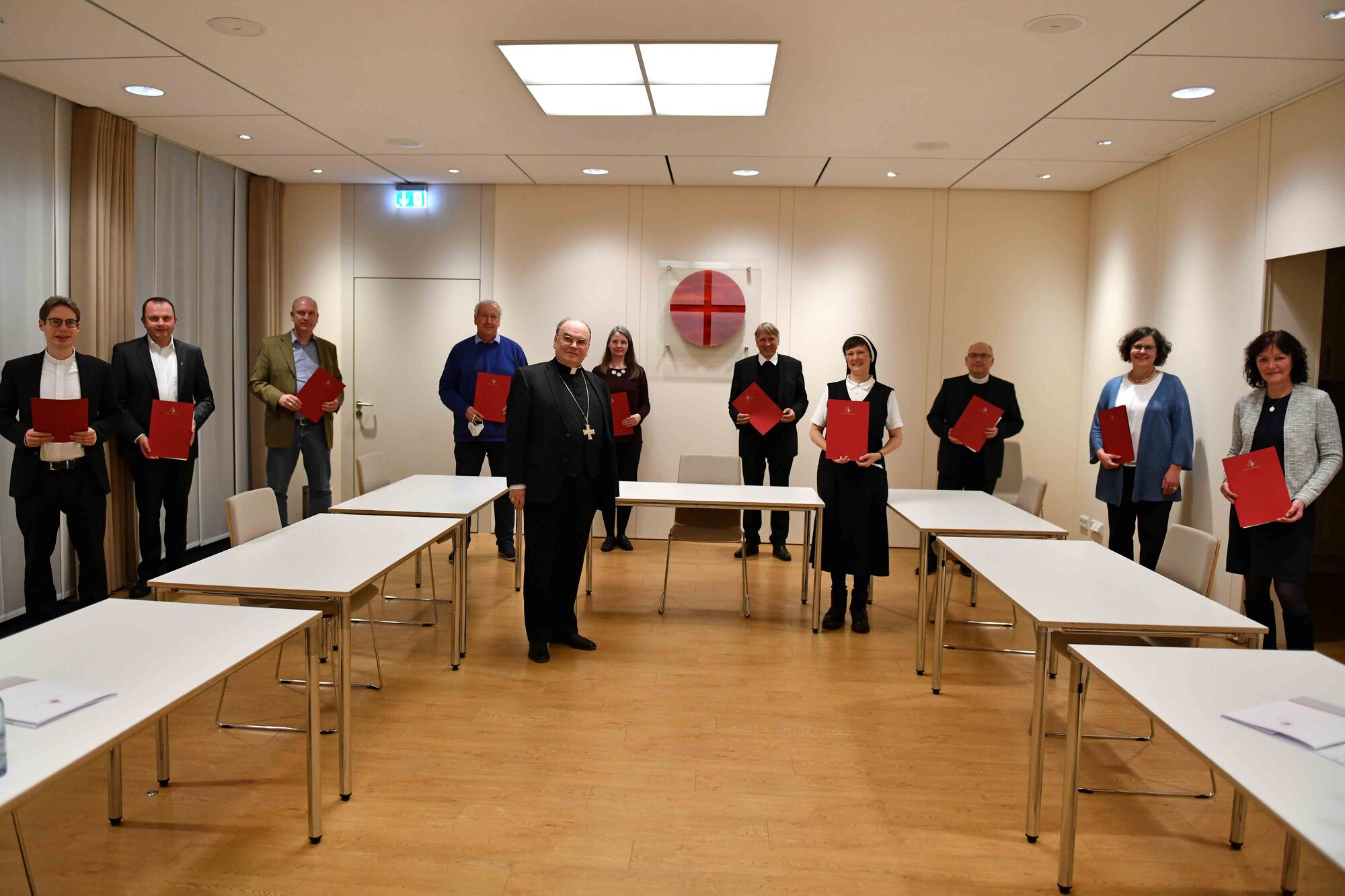 Nach der Überreichung der Dekrete starteten die Mitglieder des St.-Ulrich-Komitees mit den Vorbereitungen für das Doppeljubiläum. (Foto: Nicolas Schnall / pba)