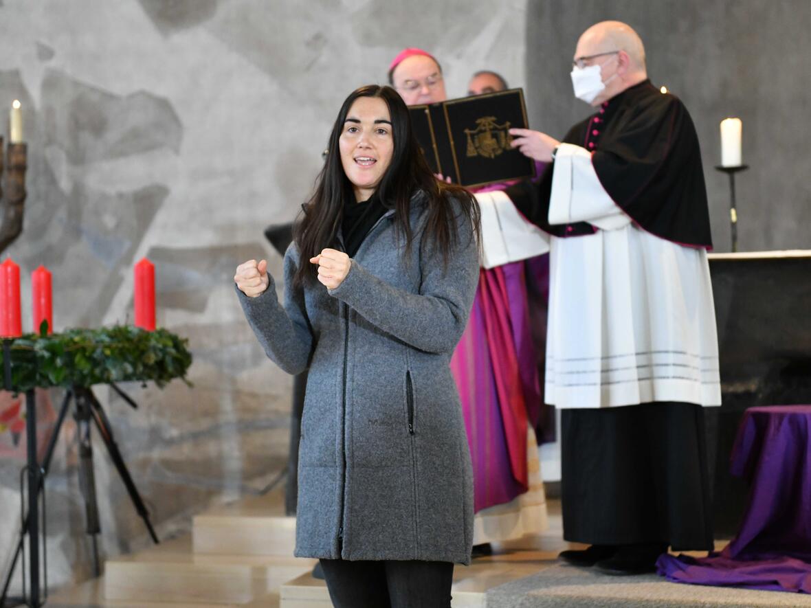 Der gesamte Gottesdienst wurde von Dolmetscherinnen in Gebärdensprache übersetzt (Foto: Maria Steber / pba). 