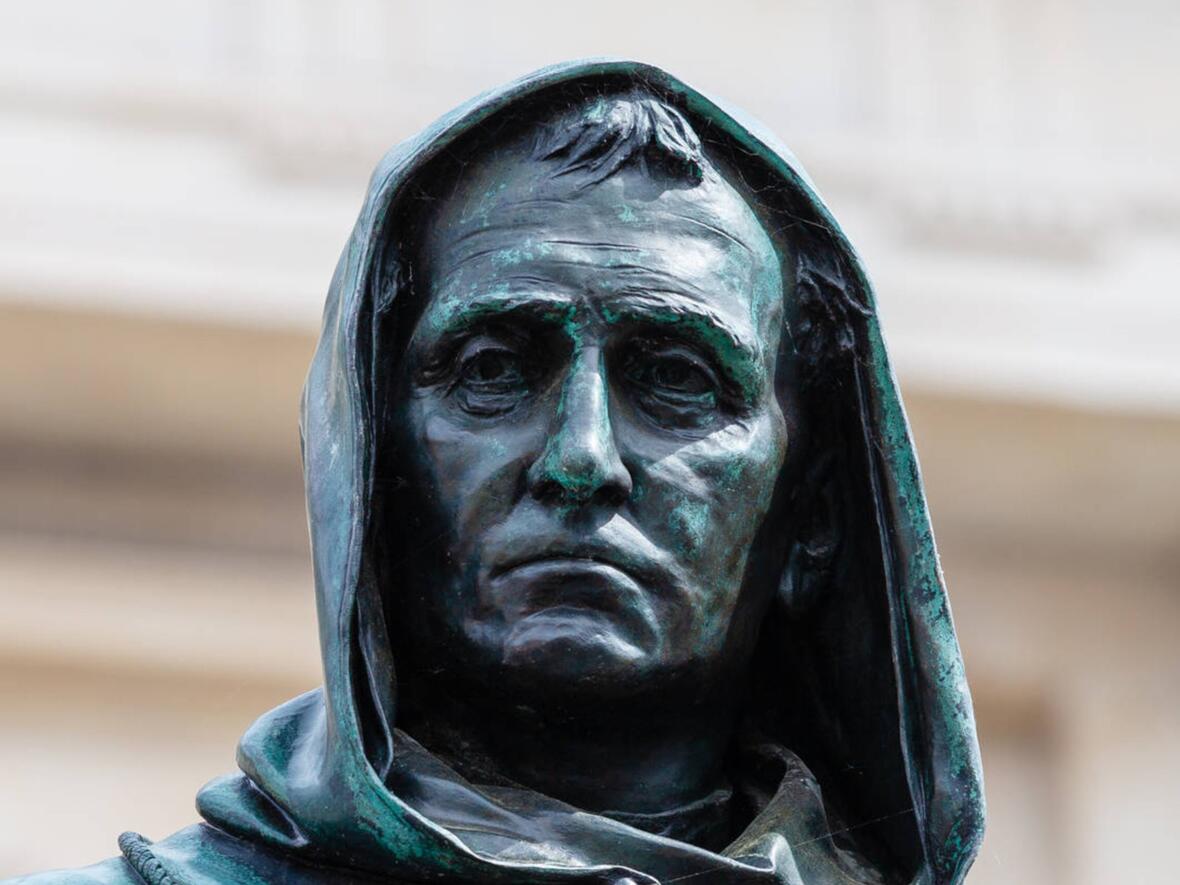 Statue des hl. Albert vor dem Rathaus in Lauingen (Foto: Sankt Ulrich Verlag)