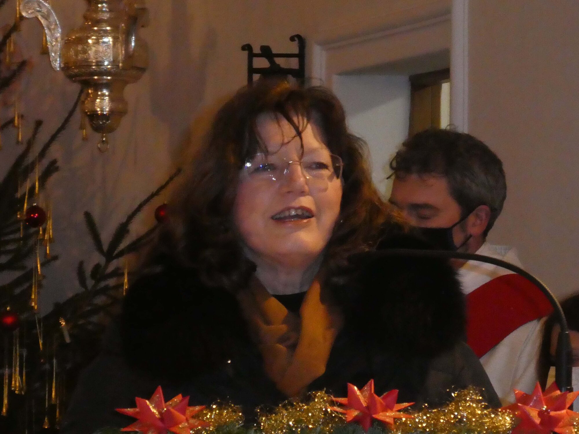 Die Pfarrgemeinderatsvorsitzende von Edenhausen und gleichzeitige Diözesanratsvorsitzende, Hildegard Schütz, hieß Bischof Bertram im Namen der Pfarrei herzlich willkommen. (Foto: Reinhard Fetschele)  