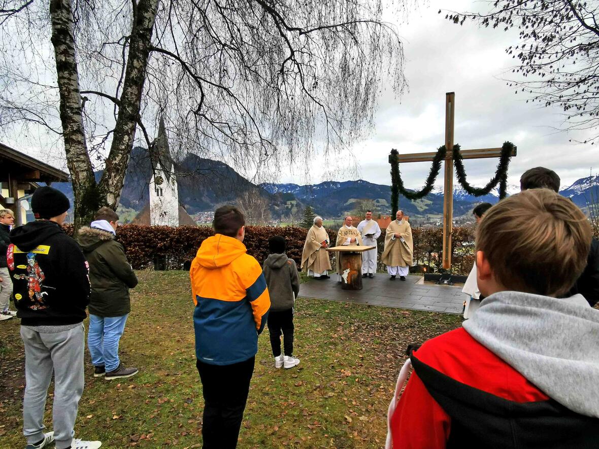 Segnung OS-Jubiläumskreuz durch Bischof Bertram (Foto: Offenes Seminar)