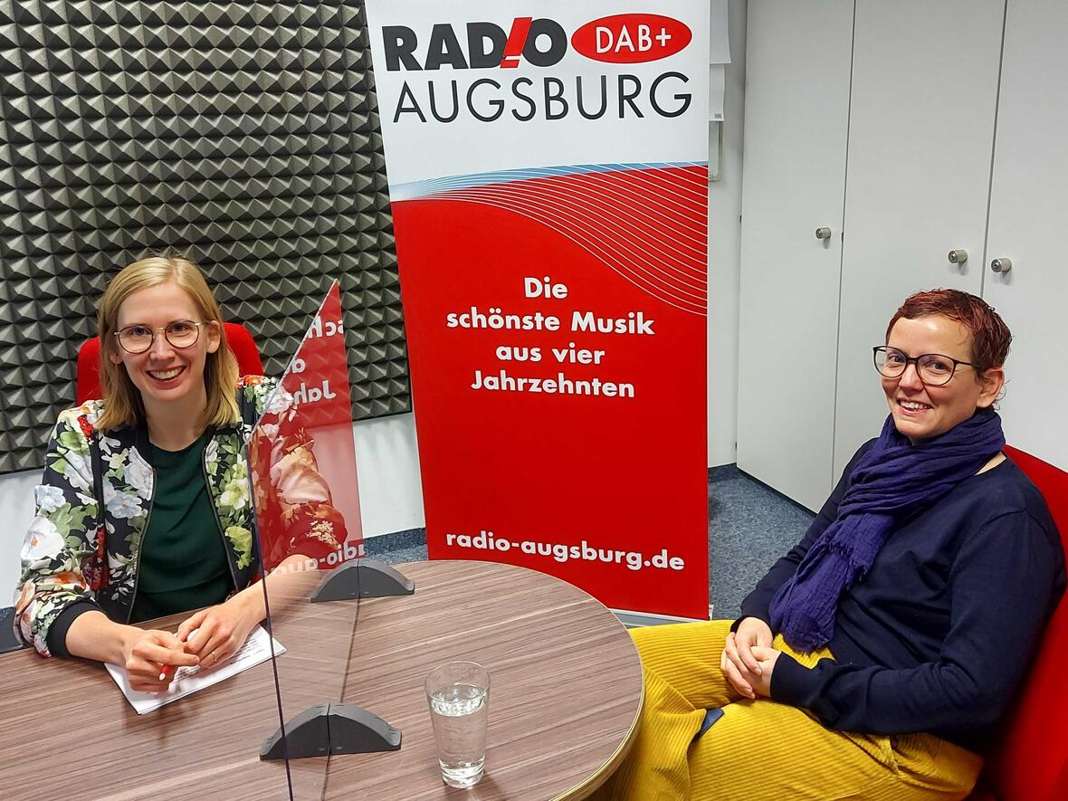 Leslie Seymor, Leiterin des Moritzpunkts, zu Gast bei RADIO AUGSBURG-Moderatorin Katharina van der Beek. (Foto: SUV)