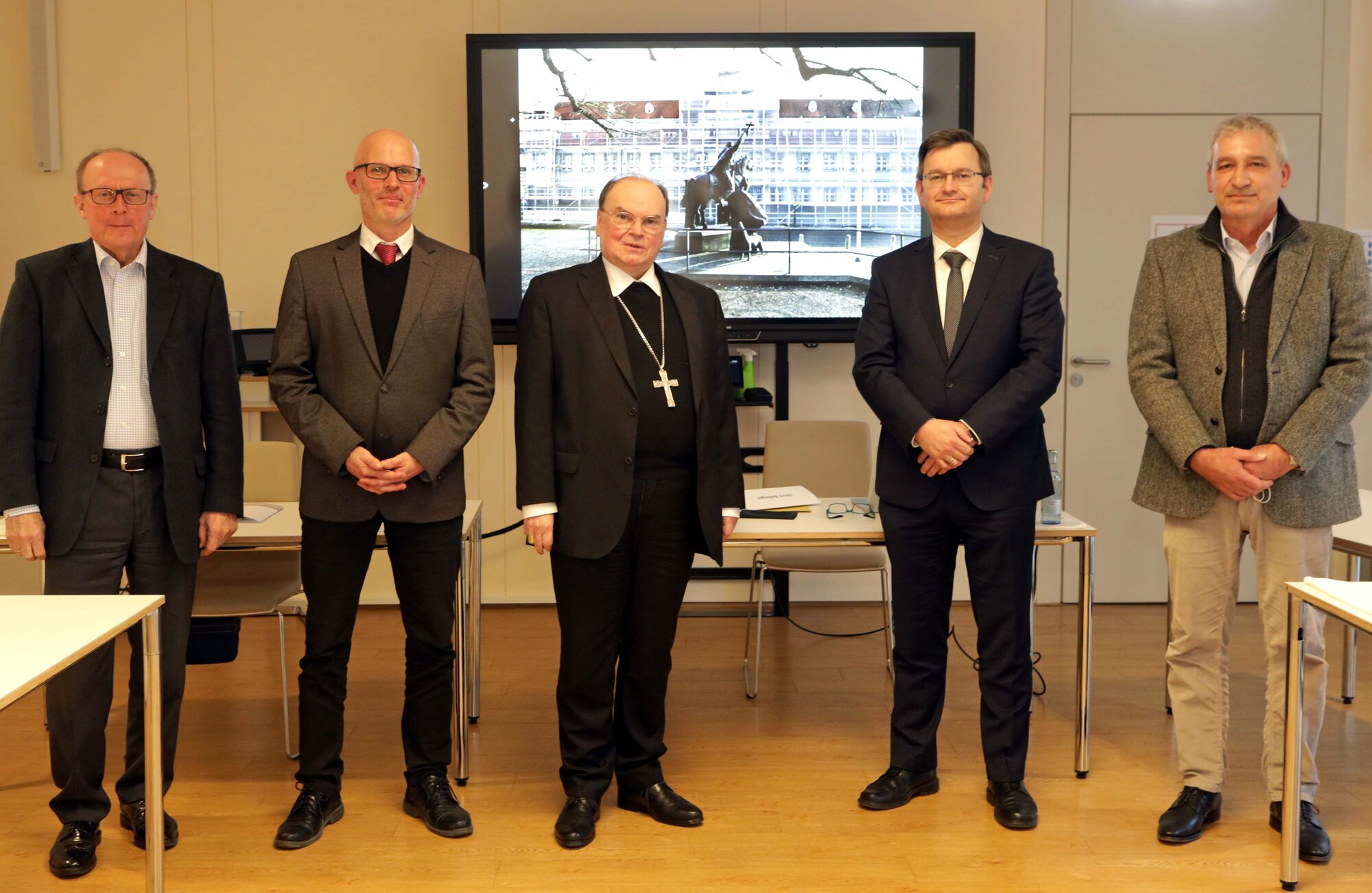 Beim Pressetermin stellten die Fachexperten gemeinsam mit Bischof Bertram die anstehenden Maßnahmen vor. (Foto Annette Zoepf pba)