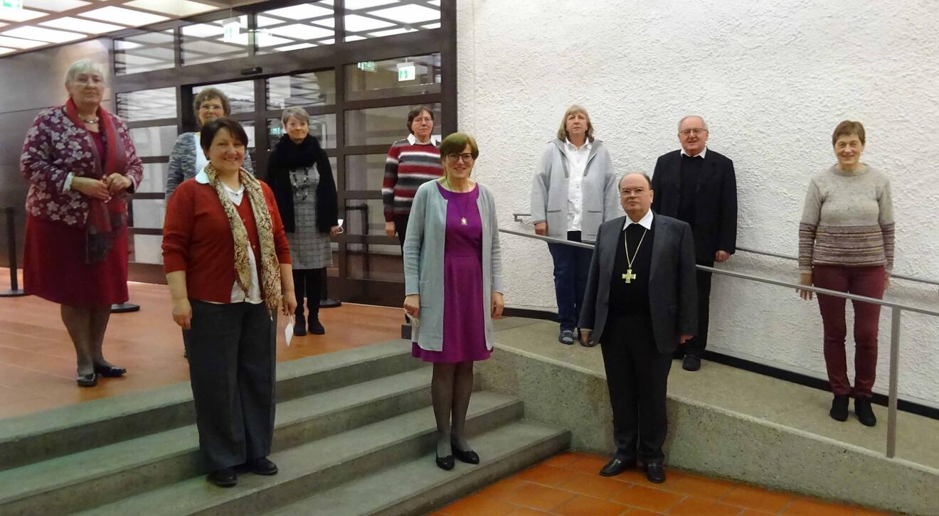 Die Vorstandschaft der Pfarrhaushälterinnen freute sich über den Besuch des Bischofs. Im Haus Sankt Ulrich dabei war auch der Geistliche Beirat der Berufsgemeinschaft, Pfarrer Thomas Gerstlacher. (Foto: Roswitha Böck) 
