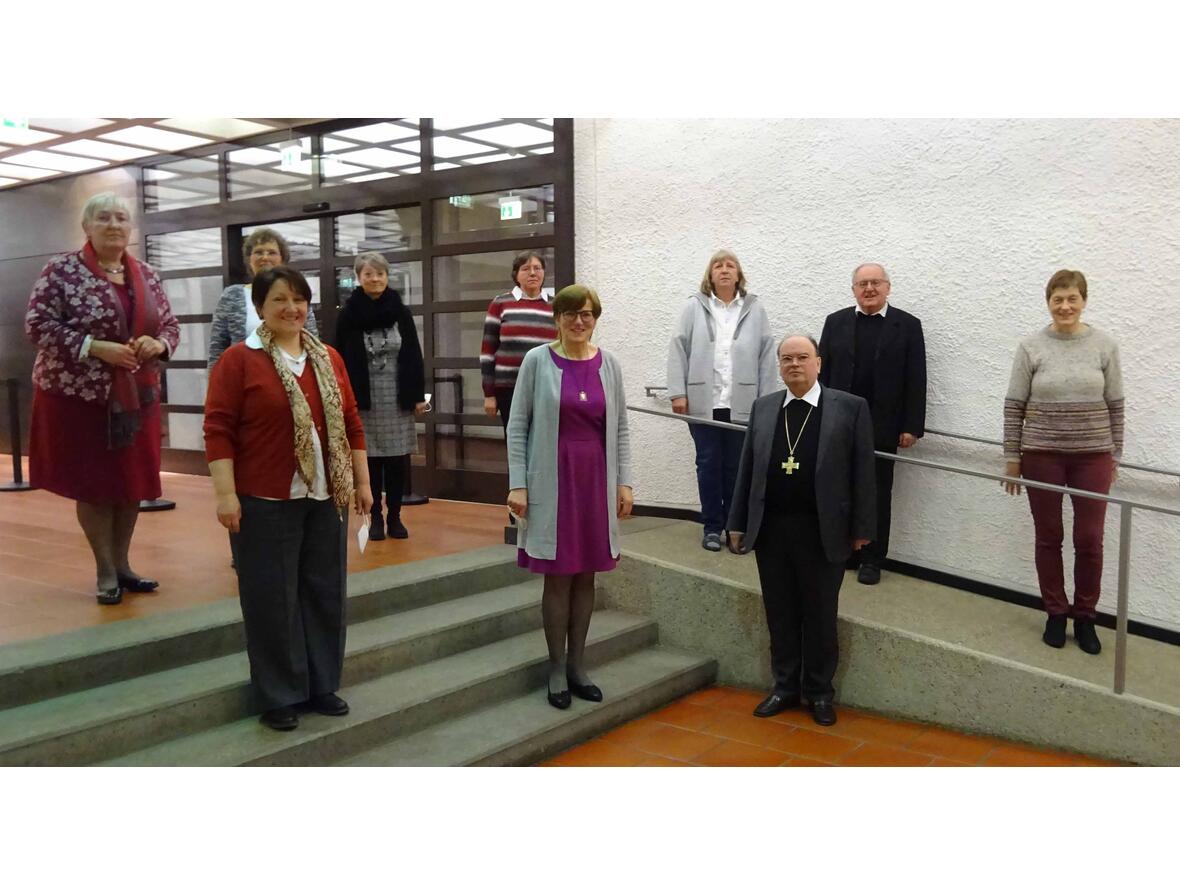 Die Vorstandschaft der Pfarrhaushälterinnen freute sich über den Besuch des Bischofs. Im Haus Sankt Ulrich dabei war auch der Geistliche Beirat der Berufsgemeinschaft, Pfarrer Thomas Gerstlacher. (Foto: Roswitha Böck) 