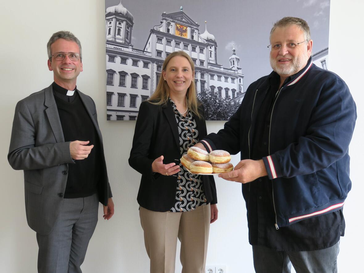 Krapfen kaufen und Gutes tun: Dazu rufen der Vorsitzende des St. Vinzenz Hospiz', Domkapitular Armin Zürn, Geschäftsführerin Stephanie Ludwig sowie Konditormeister und Hospizbegleiter Lothar Rother auf. (Foto: St. Vinzenz-Hospiz)