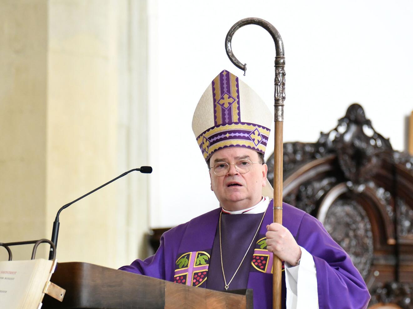 Bischof Bertram bei der Predigt.