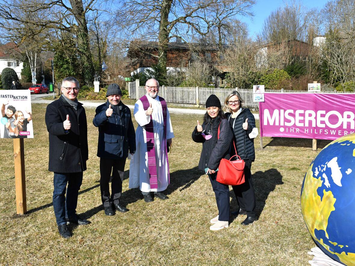 Daumen nach oben für die Eine Welt: Vertreter von Bistum, Pfarrei und Misereor vor dem Eröffnungsgottesdienst in der Kirche St. Joseph in Tutzing. (Fotos: Nicolas Schnall / pba)