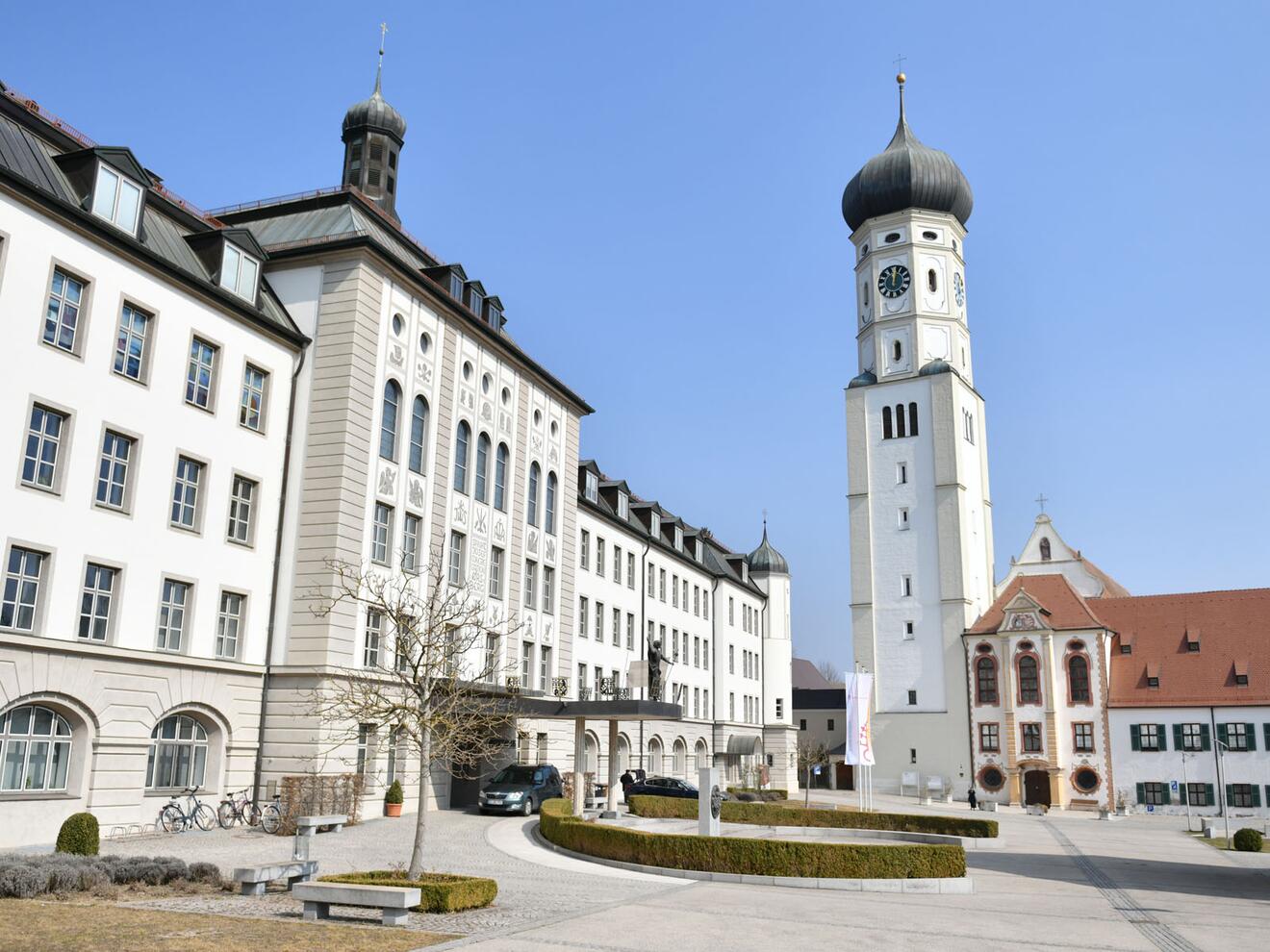Der Ursberger Klosterhof mit dem Mutterhaus links und der Pfarrkirche St. Johannes Evangelist.