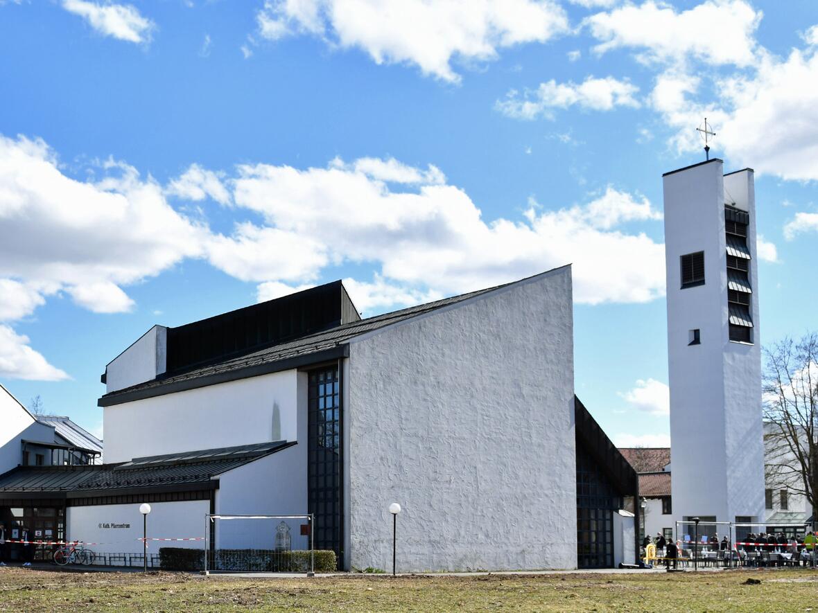 Der Gottesdienst findet in der Kirche Zum Guten Hirten im Augsburger Univiertel statt (Foto: Julian Schmidt / pba)