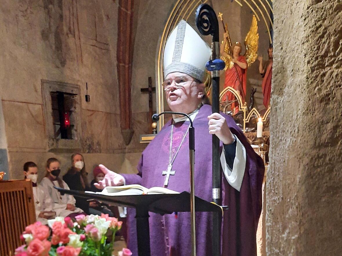 Bischof Bertram brachte ein besonderes Geschenk mit nach Holheim und machte so den Tag für die Gemeinde zum "Hochfest". (Fotos: PG Nördlingen)