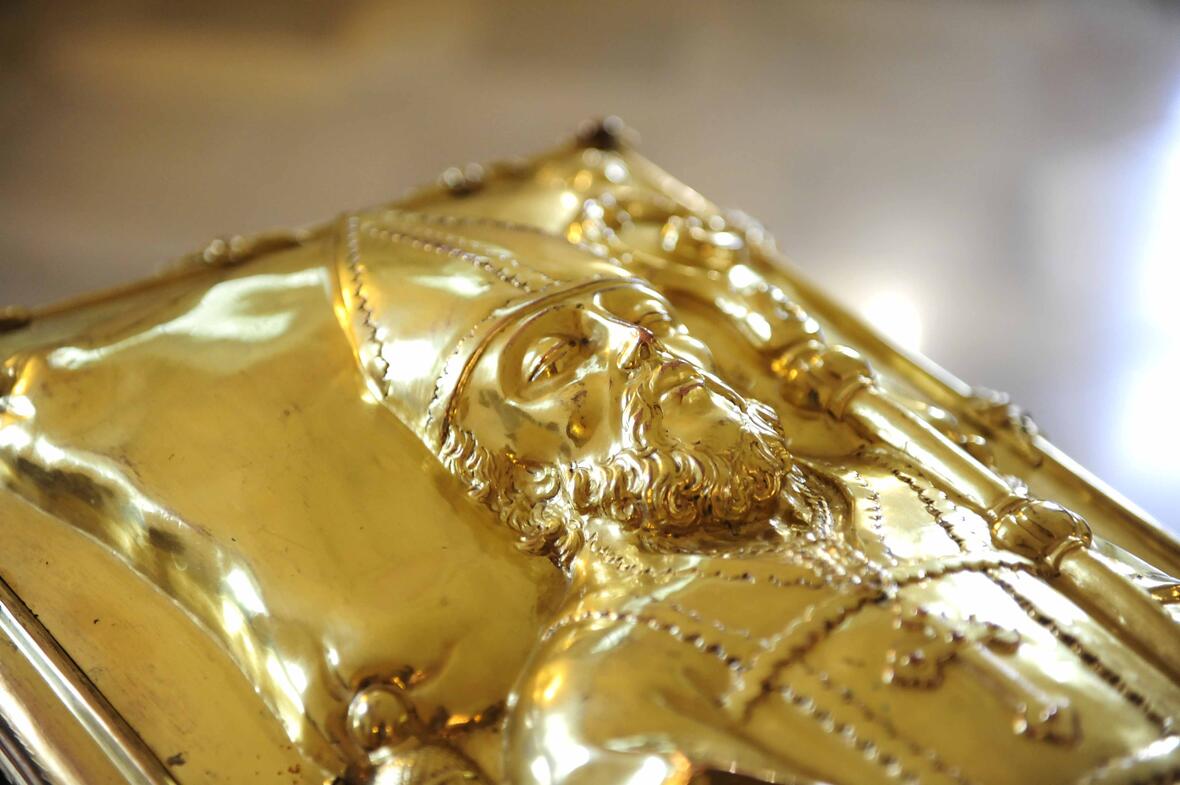 Der Ulrichsschrein in der Basilika St. Ulrich und Afra ist speziell während der traditionellen Ulrichswoche das Ziel von zahlreichen Pilgerinnen und Pilgern. (Archivfoto: Nicolas Schnall / pba)